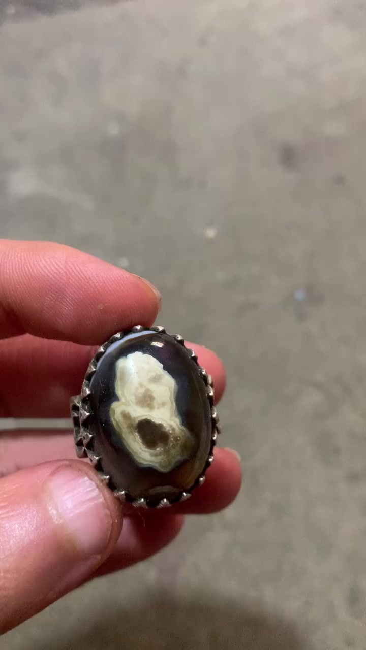 كلمن. وسعره 
قديم وثكيل


**إذا كنت صاحب هذا الإعلان وتريد حذفه لأي سبب، رجاءا أرسل رسالة إلى الدعم الفني**