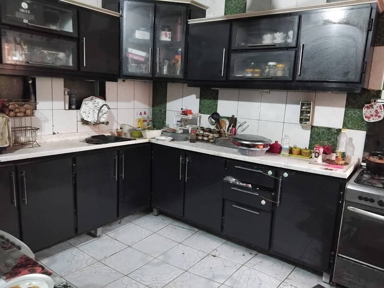 بيت تجاوز مساحه 200م للبيع سعر 40بي مجال قليل زعفرانيه الاساتذه معهد سابقا بيت صب  كونكريت منطقه هادئه وحلوه غرفتين نوم وهول ومطبخ وحمام وترك مخزن وكراج وحديقة  رقم *********** احمد للعقار
