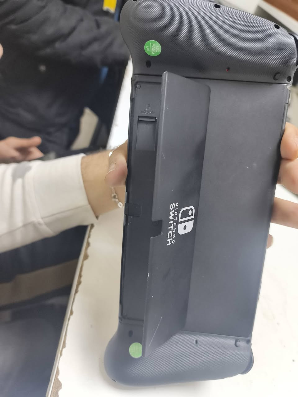 نتيندو سويج أولد ذاكره 128 بي 8 العاب جديد نضيف شخط مابي بي نضامين اونلاين واوفلاين مهكر سعره 325 ملحقاته كامله موجوده ***********
