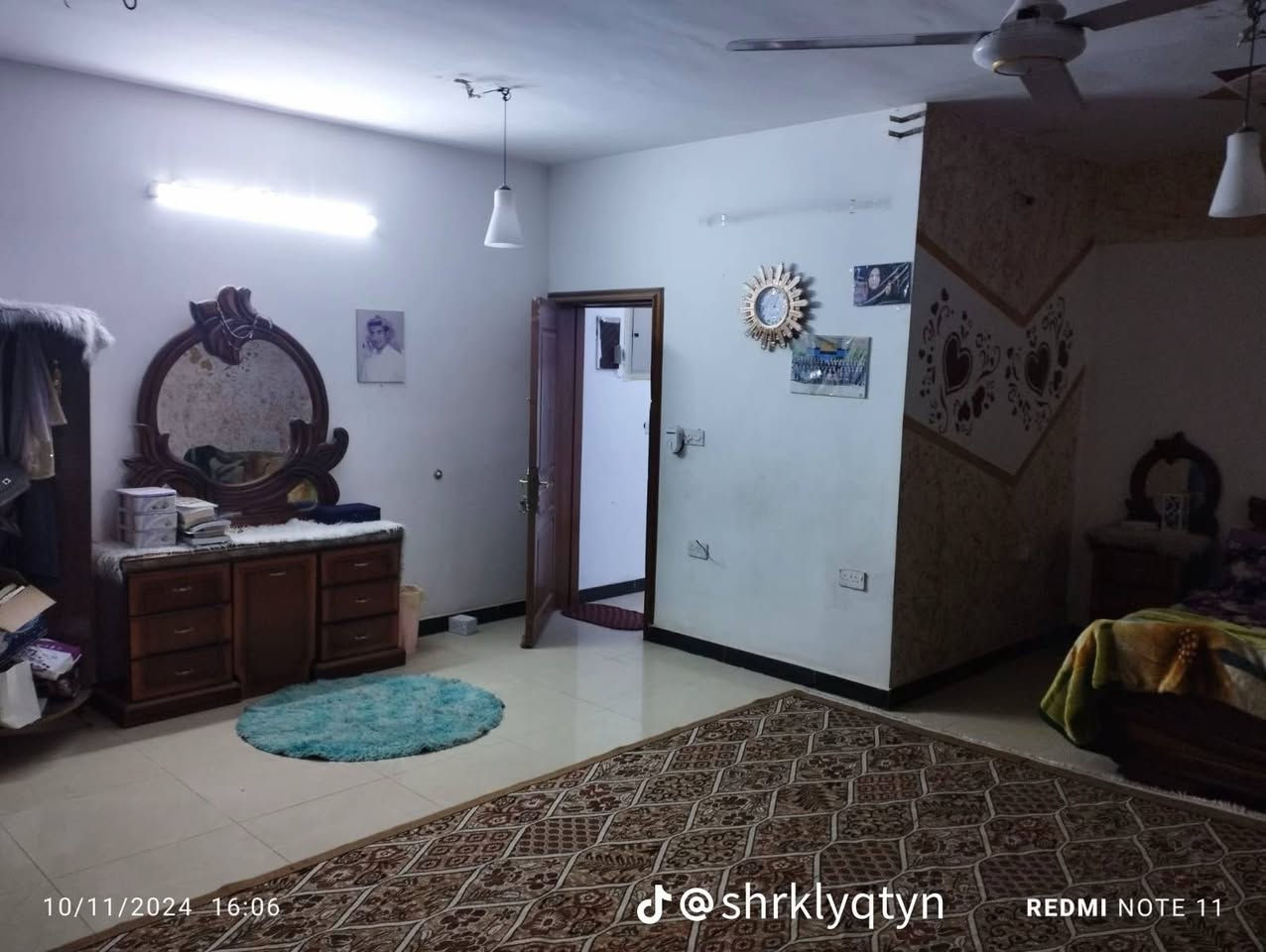 بيت للبيع طابو ملك صرف مساحة 200 متر واجهة 10 نزال عشرين بناء الفينات ترميم 2020 ارضيات بورسلين مسلح ، الطابق الارضي استقبال كبير وغرقة ملحق بالاستقبال ومطبخين حار وبارد وحمامين شرقي وغربي وترك خلفي .
الطابق الاول ثلاث غرف نوم ومطبخ وحمام غربي مشترك .
سطحين والكبير مغلف ايزوكام .
تانكيات ابو الالف اثنين وبواري مياة جديدة الامل الشريف والكهربائيات سعودي .
يباع كاملا ..مع كامل الصحيات والكهربائيات .
العنوان شهداء البياع ، الرفاق ، خلف مدرسة التنمية الدولية الصينية الجديدة ، شارع المدارس خلف اسواق زيتونة .
على طابو العامرية ملك بأسمنا .
السعر 325 مليون وبيه مجال ، الاتصال بعد الساعة 4 عصرا 
هاتف ***********
