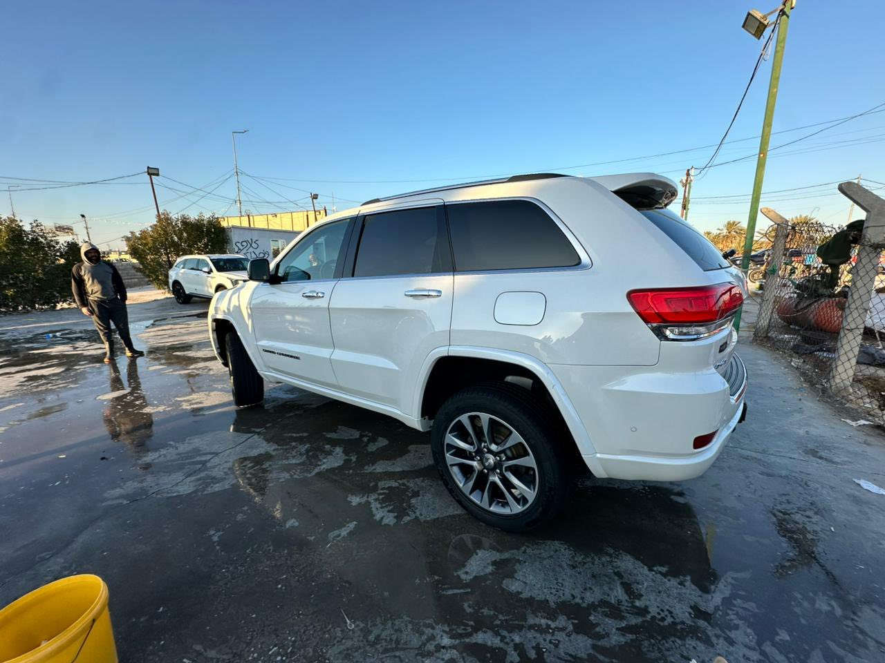 � للبيع | Jeep Grand Cherokee Overland 2018
فئة أوفرلاند

أعلى مواصفة – فخامة وأداء على أعلى مستوى

▪️ موديل: 2018

▪️ محرك: 6 سلندر 3.6L

▪️ كير: أوتوماتيك 8 سرعات

▪️ دفع: 4×4

▪️ اللون: أبيض

▪️ الداخلية: جلد فاخر

🔹 مواصفات كاملة:

– تعليق هوائي (Quadra-Lift)

– فتحة سقف بانوراما

– شاشة Uconnect

– كاميرا + حساسات أمامية وخلفية+ رادار 360

– ويل 20

– قيادة ناعمة وثبات عالي

– مناسبة للسفر والاستخدام اليومي

📌 السيارة نظيفة جدًا، استعمال راقٍ

📌 ما تحتاج شي

📌 جاهزة للفحص بأي مكان

📌 أوراق نظامية كاملة

🙋علما السياره معلايه موديل 2021 

💰السعر اتصل على الرقم اوتساب ***********
