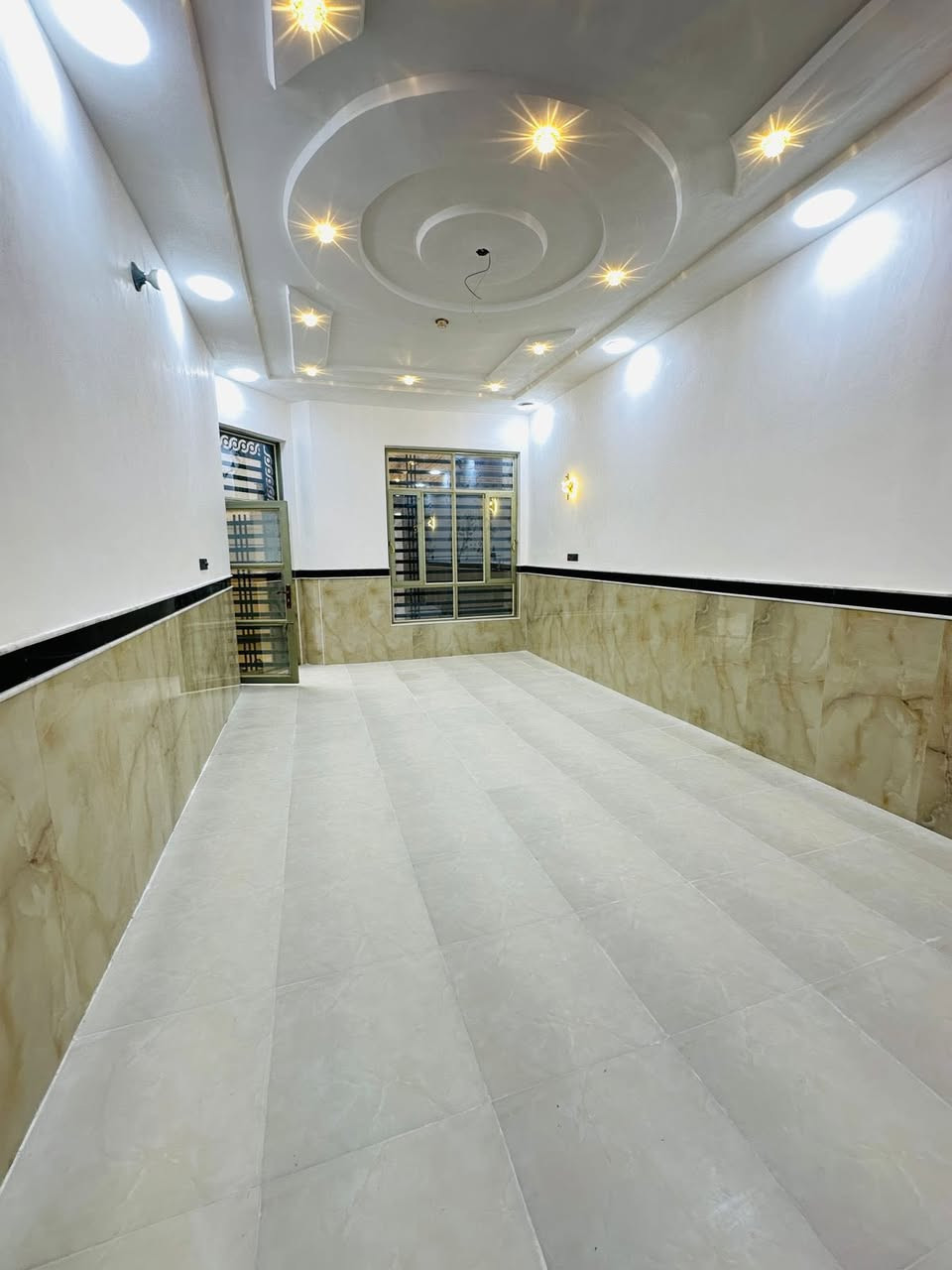 السلام عليكم 
دار للبيع جديد جاهز للسكن
المساحة 200متر طابق واحد
الموقع نهاوند الثالثه خلف البطاقه الوطنية
للاستفسار ***********
