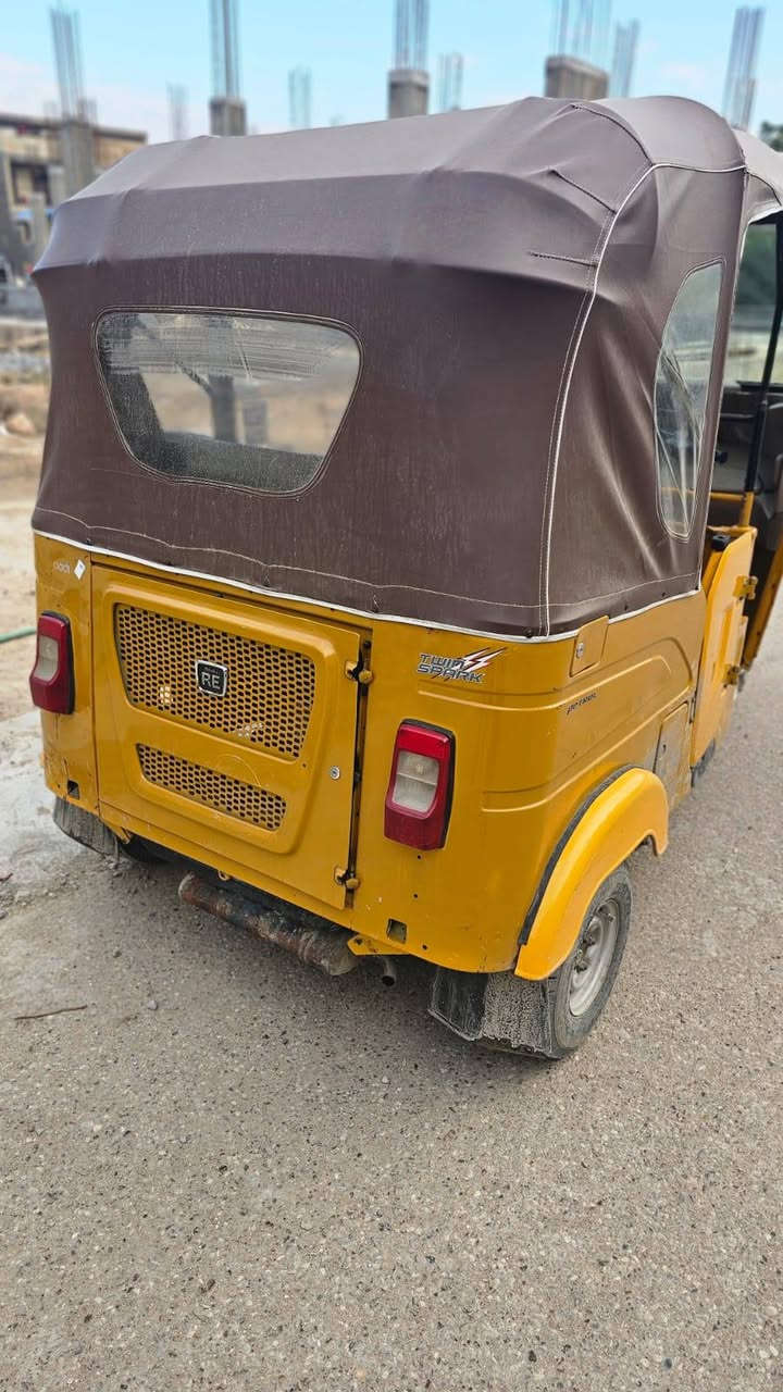 سلام عليكم عيوني تكتك للبيع موديل 21 مكينه بس زنجيل بيه ضربه بسيطه بل صفحه معمره دوس فقط كلشي شغال بيهه اشاير لد ابيض وبرتقالي لايت زنون قوي  وبيهه راسطه بوش جادر جديد ضفيره نضيفه بس شغل واطلع للشارع بيها خوش خبزه السعر 7600 بيها مجال حك الجيه العنوان بغداد الأمين الثانيه قرب جامع المحسن الرقم ***********
