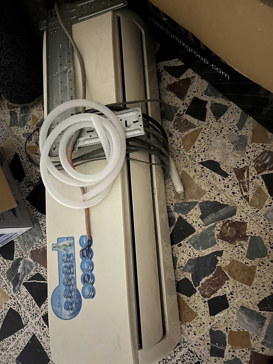 سبلت ميديا ٢ طن شغال
كامل مع ملحقاته السعر نهائي ٣٥٠
بغداد الغزاليه 
***********
