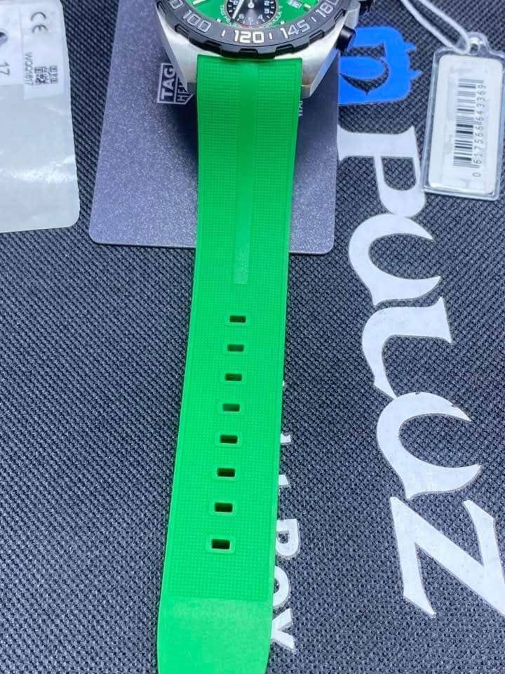 يبلغ سعر ساعة TAG Heuer Formula 1 Chronograph (الموديل الأخضر CAZ101AP.FT8056) الرسمي حوالي 2,350 دولاراً أمريكياً.أما متوسط أسعارها الفعلي في الأسواق والمنصات العالمية فيتراوح كالآتي:السعر لنسخة جديدة بالكامل: يتراوح بين 1,850 إلى 2,100 دولار أمريكي (حسب خصومات المتاجر المعتمدة).السعر لنسخة مستعملة (بحالة ممتازة): يتراوح بين 1,450 إلى 1,750 دولار أمريكي.السعر التقريبي بالعملات المحلية:الدينار العراقي: حوالي 2,450,000 إلى 2,750,000 دينار.الريال السعودي: حوالي 7,000 إلى 8,000 ريال.الدرهم الإماراتي: حوالي 6,800 إلى 7,700 درهم.(ملاحظة: تختلف الأسعار قليلاً بناءً على تكاليف الشحن، الضرائب المحلية، وما إذا كانت الساعة تأتي مع علبتها والأوراق الثبوتية الأصلية كاملة).إذا كنت تبحث عن شراء الساعة أو ترغب في التحقق من القطعة التي تملكها، هل تود أن نناقش طرق التمييز بين الساعة الأصلية والتقليد؟قد ‭***********‬ الي يريد يدخلي خاص وبيه مجال واتساب فقط

