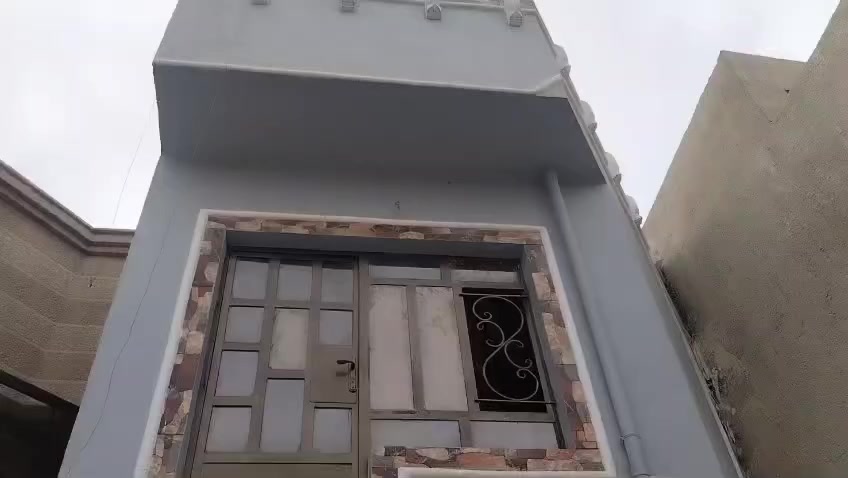 بيت ١٠٠ متر واجهه ٥ نزال ٢٠ بناء نضيف وجاهز للسكن /يتكون من صاله كبيره مفتوحه نظام أميركي مطبخ مفتوح خدمات الطابق الثاني ٢ غرف نوم خدمات 
الغزاليه /الكفائات/الهياكل منطقه مبلطه قريب الشارع العام / السعر المطلوب ٢٦٠ مليون مع المجال 
للاستفسار ***********
