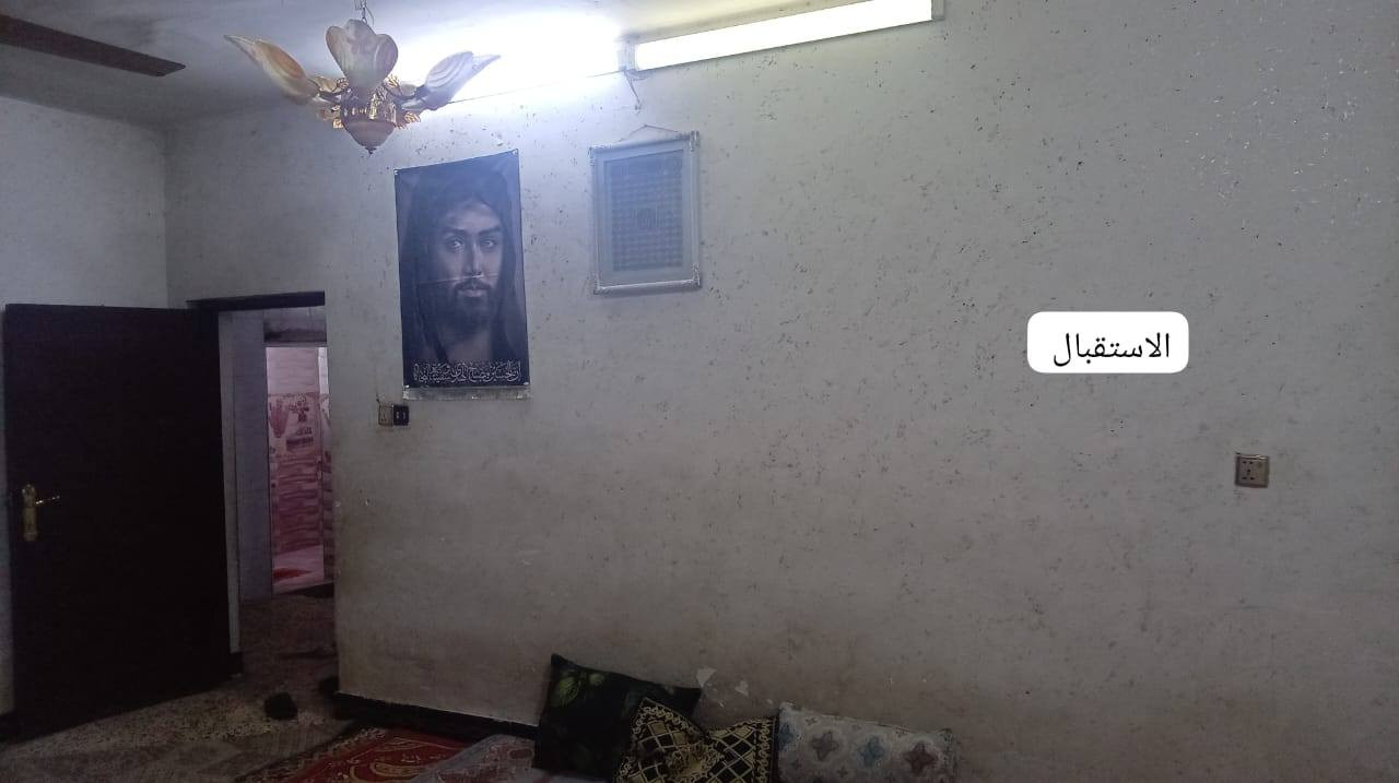 بيت في منطقه الحسينيه في السكلات في منطقه 13  
مساحة البيت 200م 
عدد الغرف 4 ..غرفتين طابق ارضي كاملات فقط غرفة وحده بيها رطوبة قليلة .و غرفتين طابق ثاني قيد الانشاء.  وايضا يوجد فيه محل مثل. ما موضح بالصور 
اما باقي البيت من الاستقبال و الصاله و المطبخ والحمام كل البيت نضيف ومابي شي. ما عدا الي ذكرتهن .
مساحة الاستقبال 5x5.5
مساحة الغرف الطابق الارضي4x4  
مساحة الغرف الطابق الثاني . الغرفة الثالثه 4x4 
ومساحة الغرفه الرابعه طابق ثاني . 5x5.5..
السعر 110 مليون و فيه مجال و  ان شاء الله خير 
للتواصل 
***********. واتساب فقط
