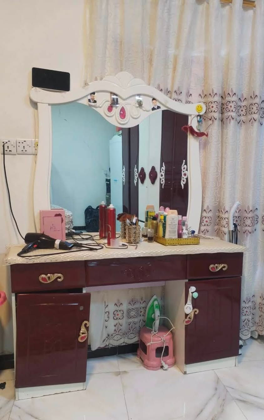 السلام عليكم
غرفة نوم للبيع 
٦ قطع 
للاستفسار 
***********
