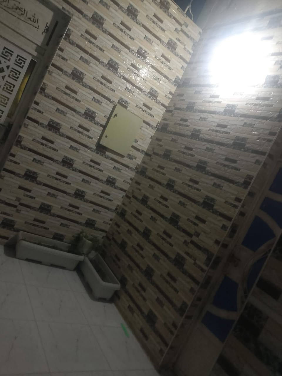سلام عليكم بيت مساحة ١٢٥يحتوي على غرفتين وصاله واستقبال وصحيات ومطبخ وطابق الفوك يحتوي على غرفة فقط 
لبيت ركن عنوان ناصرية مدينة الصدر قرب مدرسة ابن ماجد
للاستفسار الاتصال على الرقم ***********
