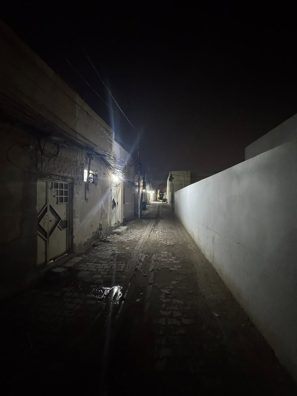 سلام عليكم بيت 50 متر طابو صرف الكوفه منطقه الجماعه بناء قديم البيت مسكون حالياً شارع 4 متر للبيع فقط ***********
