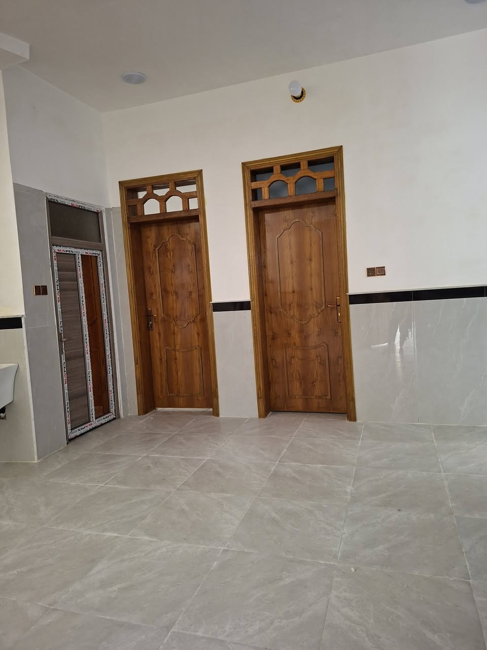 سلام عليكم خوان بيت مساحته 200البيع مكان العرضات شرع /15 بيت جديد جاهز لسكن الستفسار ***********
