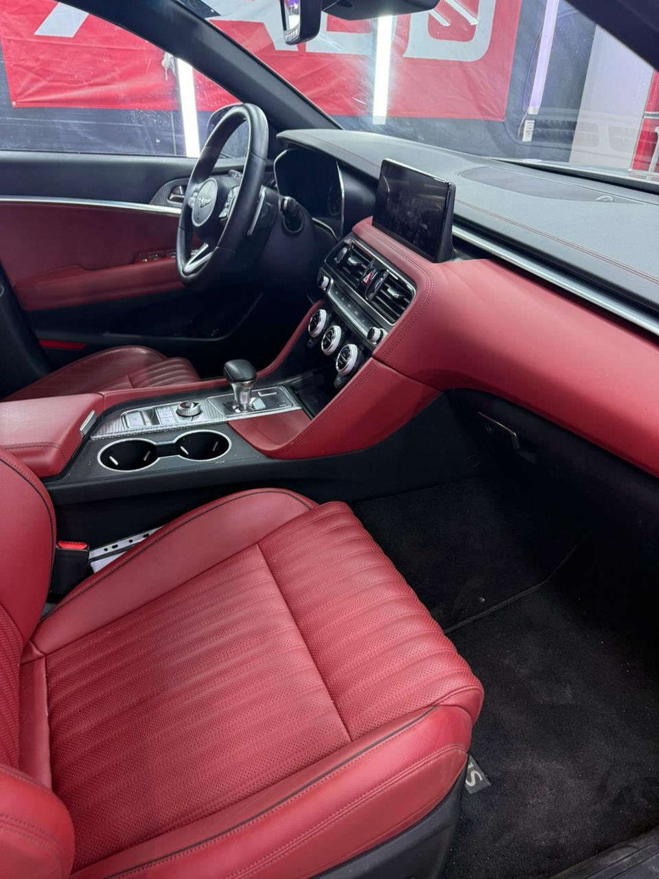 للبيع Genesis G70 ماشيه 10500ميل اللون سلفر مميز مع تطعيم باللون الكروم و الاسود مع بنراما سوداء جميله 
1. الأداء والمحرك (Turbo 4-Cylinder)
• المحرك: 4 أسطوانات سعة 2.0 لتر مع شاحن تيربو.
• القوة الحصانية: 252 حصان.
• عزم الدوران: 353 نيوتن متر.
• ناقل الحركة: أوتوماتيكي من 8 سرعات.
• نظام الدفع: دفع رباعي 
• صرفية الوقود: تعتبر ممتازة مقارنة بالـ 6 سلندر، حيث تمنحك توازناً بين الأداء والاقتصاد.
2. المواصفات الخارجية (فئة الفل)
رغم أنها 4 سلندر، إلا أن فئة "الفل كامل" منها تأتي بمظهر خارجي جذاب جداً:
• الإضاءة: نظام Full LED بالكامل (الخطوط المزدوجة الأمامية والخلفية).
• الجنوط: تأتي بمقاس 19 بوصة بتصميم أنيق 
• الشبك الأمامي: الشبك المغزلي الشهير بلمسات الكروم الداكن.
• المرايا: قابلة للطي كهربائياً مع إضاءة ترحيبية (شعار جينيسيس).
3. المقصورة والرفاهية
في فئة الـ 4 سلندر "فل كامل"، لا تتنازل جينيسيس عن الفخامة الداخلية:
• المقاعد: جلد طبيعي فاخر الون احمر جذاب مع حزام امان احمر مع تحكم كهربائي ووضعية ذاكرة لمقعد السائق. تدفئة و تبريد للمقاعد الاماميه و تدفئة للستيرن مع هزاز عند وجود خطر. 
• التكنولوجيا: * شاحن لاسلكي للهاتف مع كير الكتروني و نضام البارك دكمه خمس وضعيات قياده ( ايكو ، نورمال ، سبورت ، سبورت بلص مع فصل مانع انزلاق و الاخيره محدده يمكنك تخصيص اي وضع تريده) شاشة ملاحة مقاس 10.25 بوصة تدعم Apple CarPlay و Android Auto.
• لوحة عدادات رقمية (تكون جزئية متطورة جداً).
• نظام صوتي: نظام Lexicon الفاخر (في الفئات العليا من محرك 2.0).
• سقف بانورامي: فتحة سقف كهربائية.
4. أنظمة الأمان الذكية
تأتي مجهزة بحزمة "Genesis Smart Sense" والتي تشمل:
• رادار التثبيت: نظام تثبيت السرعة التكيفي (Smart Cruise Control).
• المحافظة على المسار: تنبيه عند الخروج والمساعدة في البقاء داخل المسار.
• فرامل الطوارئ: التنبيه من التصادم الأمامي مع كبح تلقائي.
• كاميرا خلفية: مع حساسات أمامية وخلفية (

السيارة وارد امريكي 
القطع المصبوغة فقط بنيد 
چاملغ السائق بارد مع تكحيل 

السيرة شبابيه و سبورت و اقتصاديه مناسبه للاستخدام اليومي 

اي استفسار و السعر مراسله على الواتساب الو الاتصال بالرقم ***********
