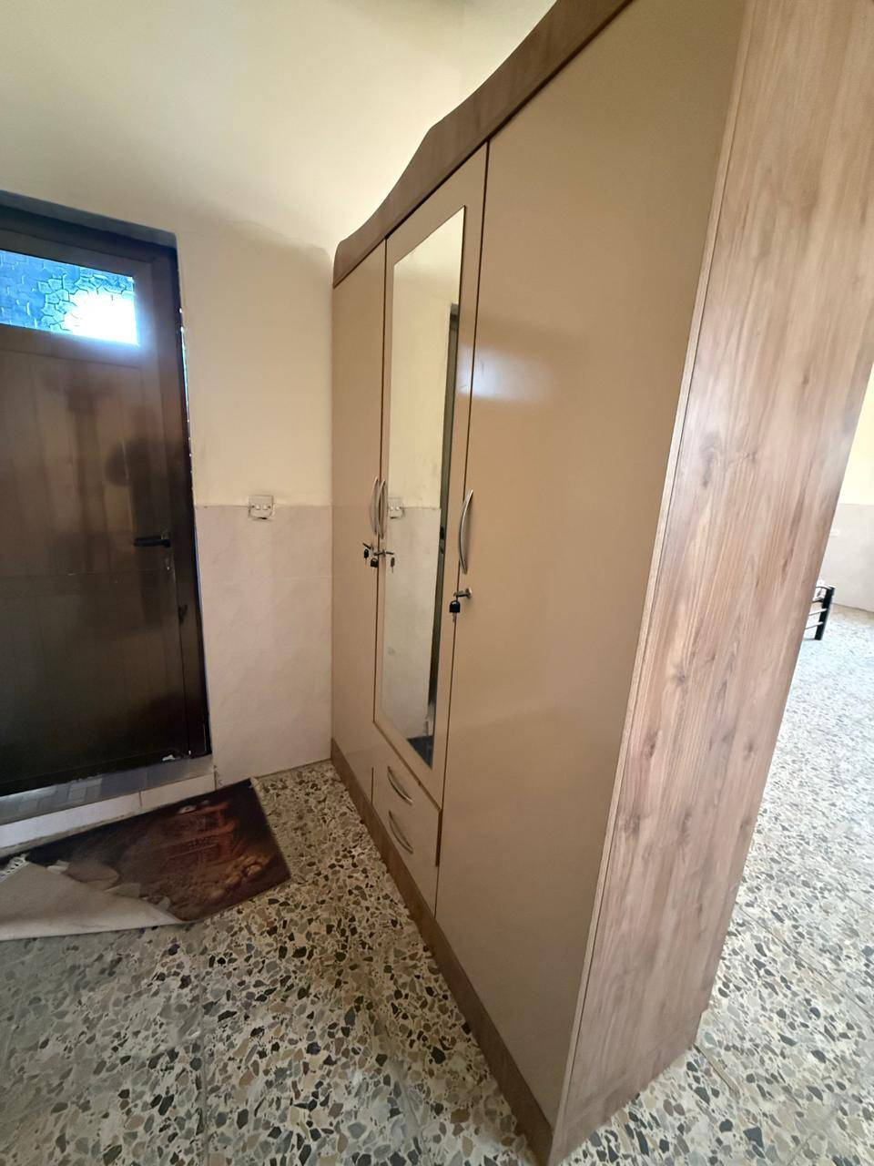 اسره عدد 3  سعر الواحد 75 تكمه
مع كنتور جديد سعره 175 الف يخبل
العنوان ساحة الأندلس شارع النظال
الرقم ***********
