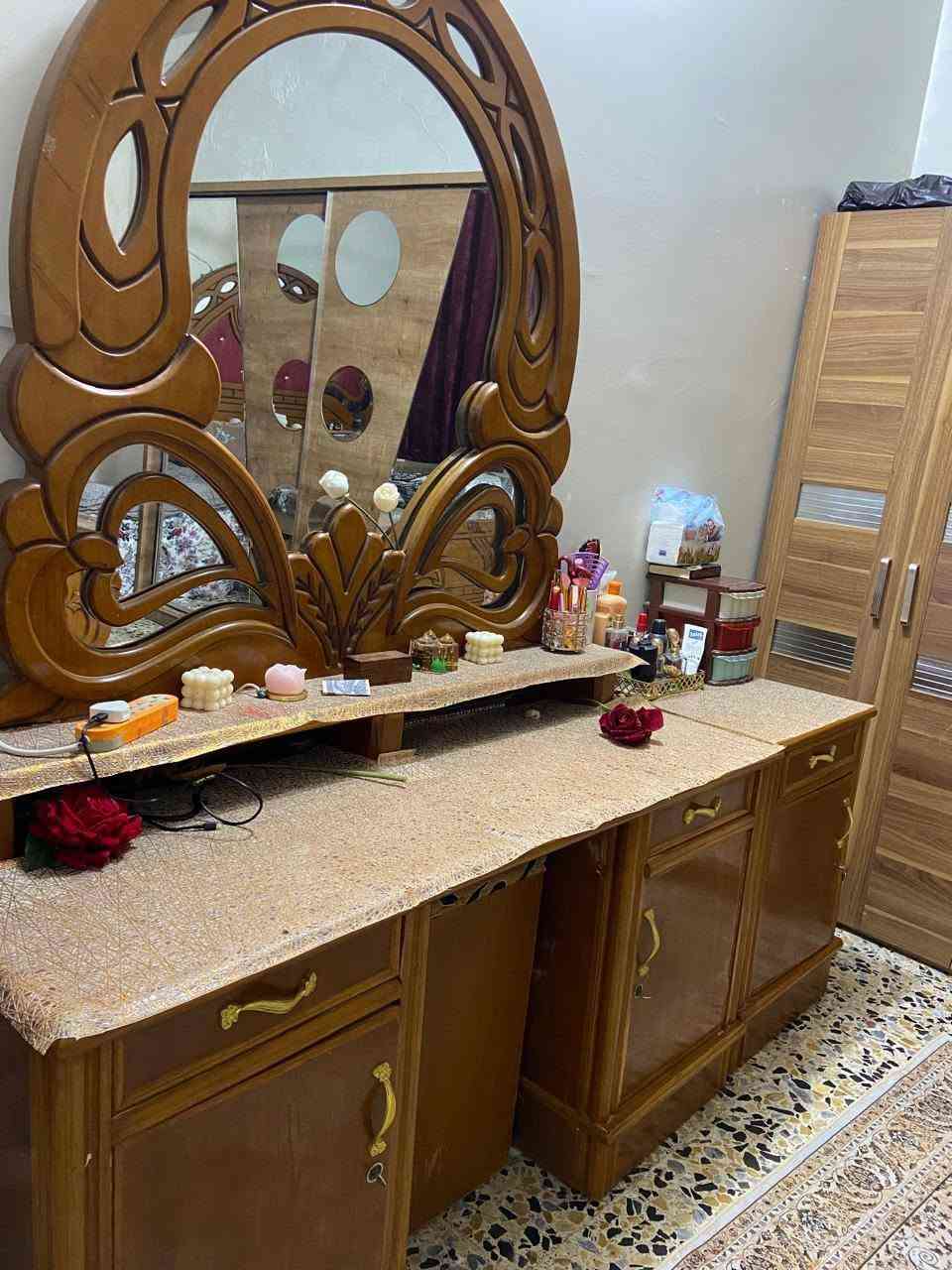 غرفة نوم تفصال مستعملة أخت الجديدة
1- جرباية

2-ميز مرايه 

3- كنتور 6 بيبان طابقين 

4- زاوية 

سعره مليون 900 وبيها مجال للتواصل ***********
