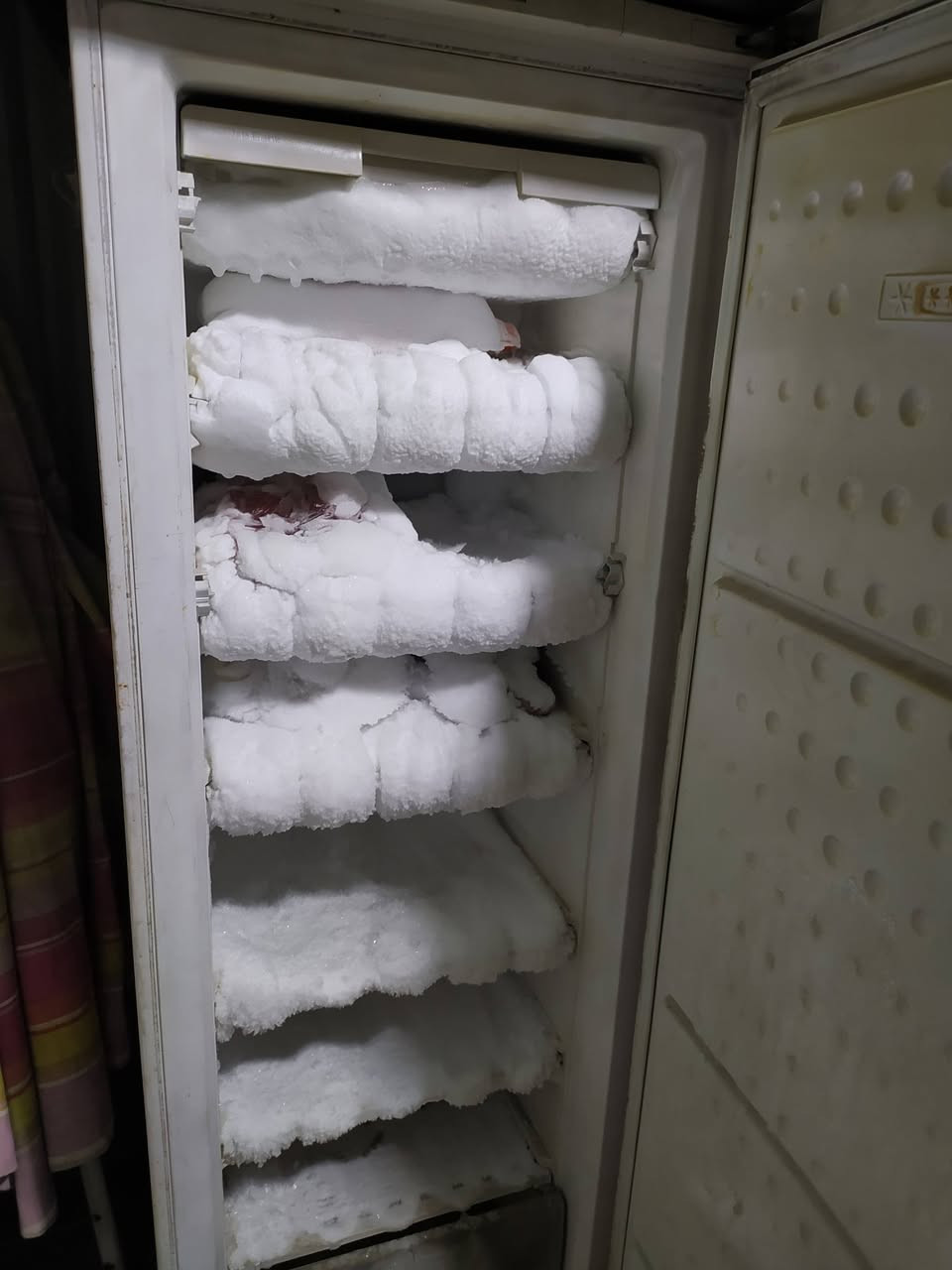 سلام عليكم 
مجمده عاموديه نوع بيكوشرط تجميد فول بيها اربع درجات اريدها  ب 100الف 
نهايتها ب 70الف  الشراي يتصل ***********
