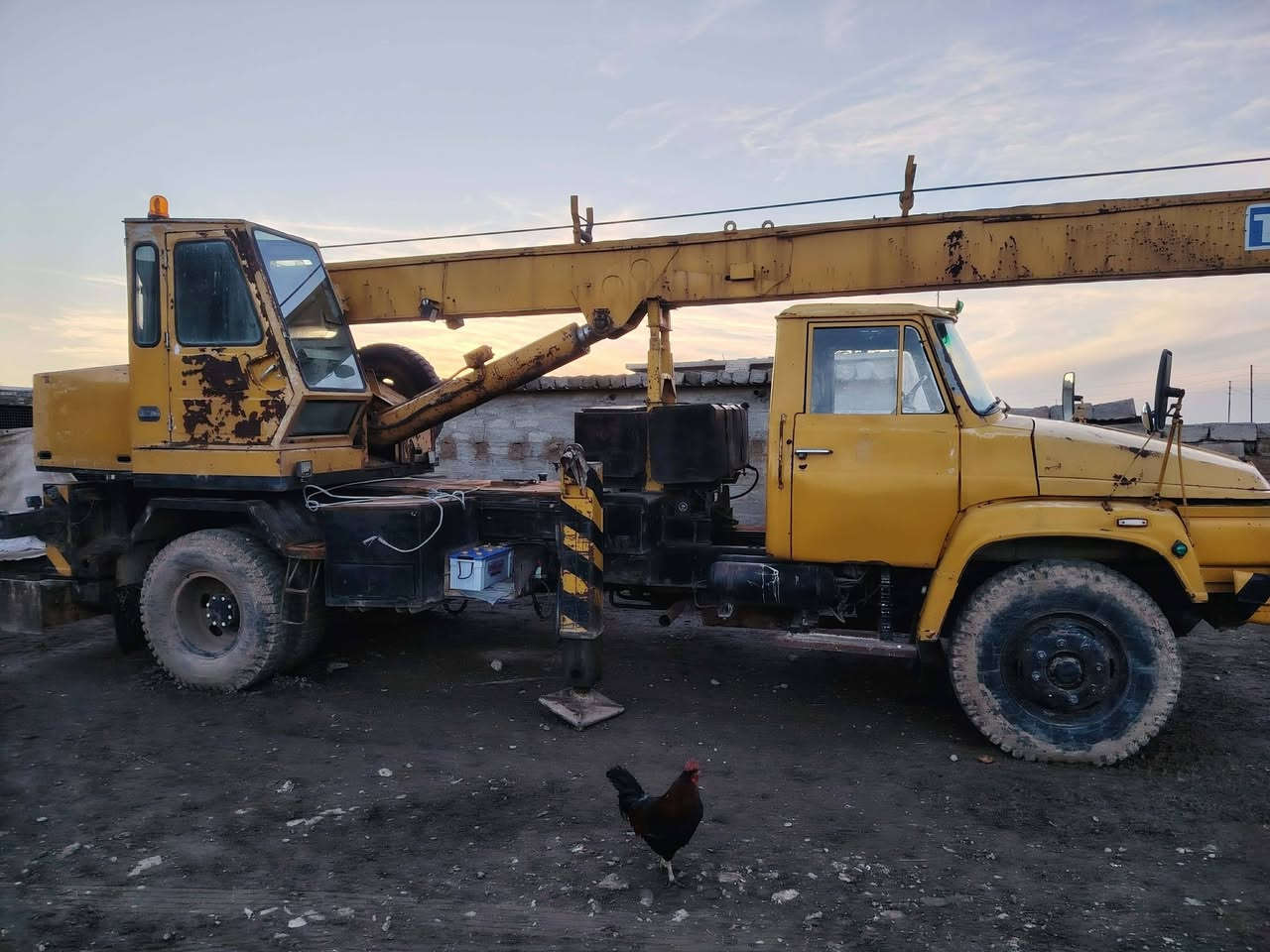 سلام عليكم معدات كرين صبه للبيع جاهزات للشغل الكرين تادانو 10 طن ستفسار تصال ع رقم ***********
