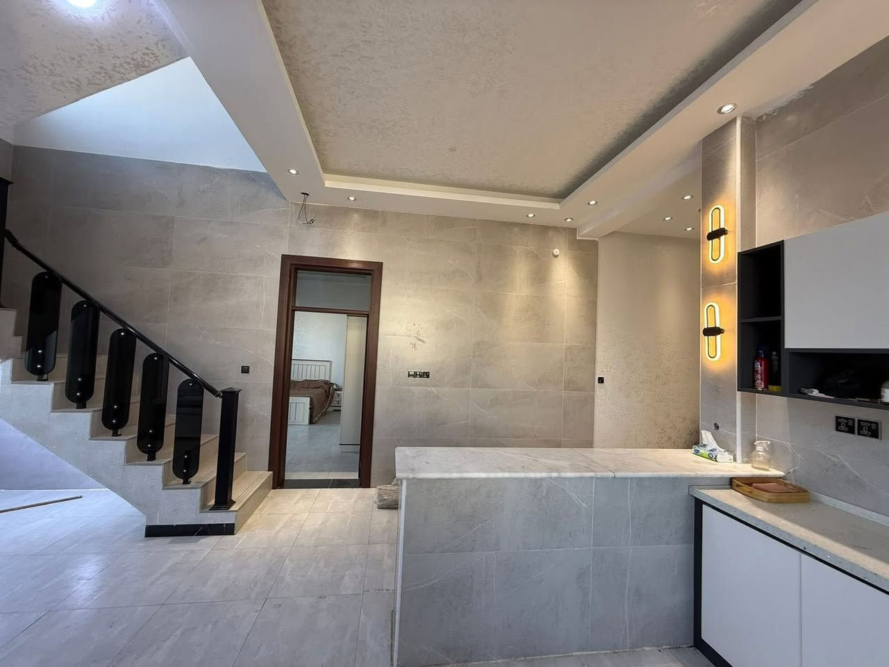 #دار_للـبـيـع بناء حديث 🏡  – مساحة كبيرة وموقع مميّز / الموقع: الديوانية خلف عمارات الزيتون
المساحة الكلية: 1450 متر
الواجهة: 24 متر
الطابو: زراعي – سند 25 مداور مباشر

تفاصيل الدار:
 • مساحة البناء: 180 متر
 • واجهة الدار: 11 متر
 • نوع البناء: كونكريت مسلح + طابوق
 • التقسيم الداخلي:
 • غرفة نوم
 • صالة
 • استقبال
 • مطبخ
 • صحيات داخلية وخارجية
~~~~~~~~~~~~~~~~~~~~~~~~
🔺#للاستفسار مراسله واتساب ع الأرقام 👇🏻👇🏻
http://wa.me/+964***********
http://wa.me/+964*********** 📲  
—————————————————————
او زيارة مكتبنا من الساعة 3 الى 8 مساء
🔺مكتب دره المشرق للاستثمار والتطوير العقاري 
🔺العنوان:-حي الجزائر الشارع العام قرب مأكولات تشرين
