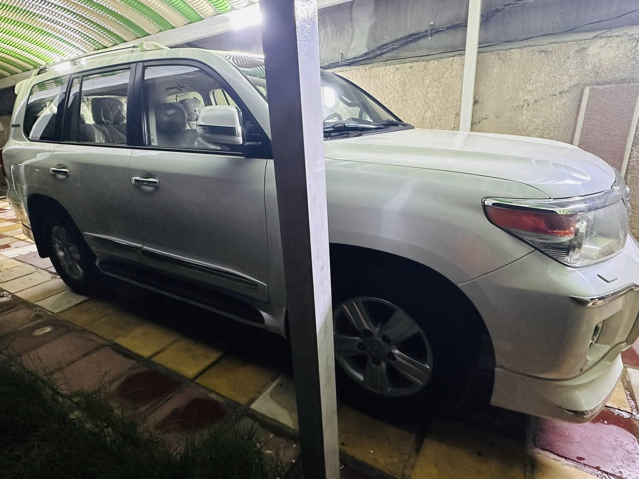 السلام عليكمً
لاندكروز موديل 2015 اصل ساز ام الطفايه رقم بغداد بأسمي السياره كفاله عامه ماعدا بارد في قبق بالجنطه فول مواصفات من فتحه الى اخره ماشيه 161 الف  العنوان بغداد 

السعر 435

للستفسار ***********
