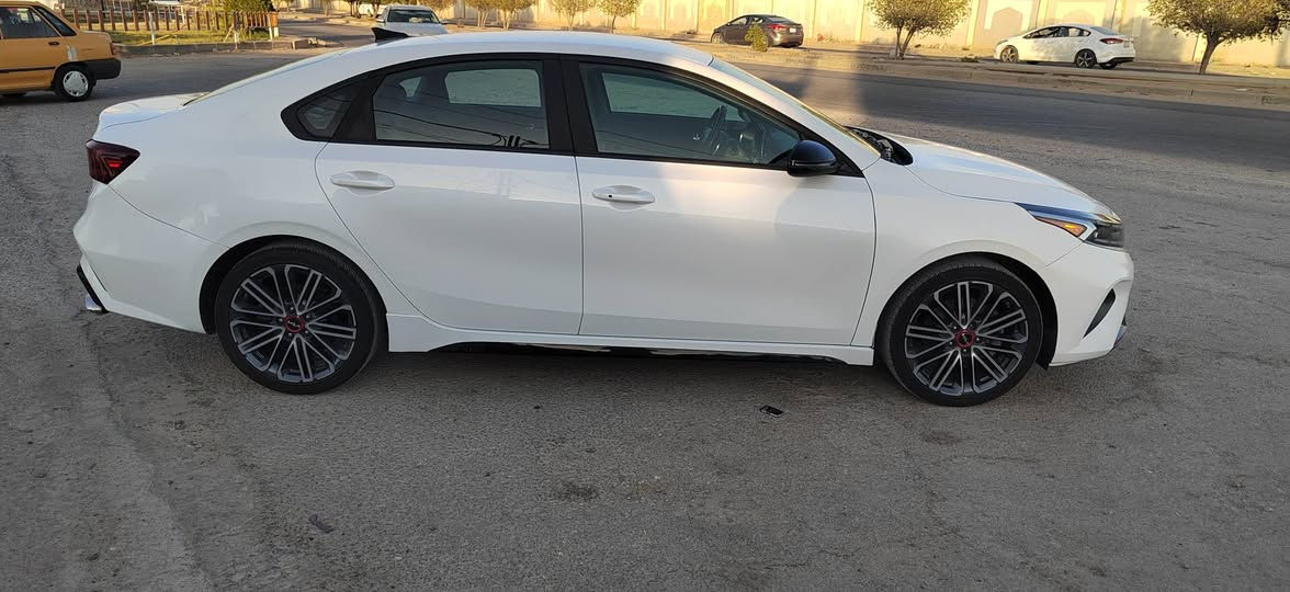 السلام عليكم
فورتي (2024)  فئة( GT) اعلى فئة🔥بالفورتي 
محرك 1600 تيربو 201 حصان 
كير DCTدبل كلج 7 نمر
ماشيه (30) الف جديده 

بدون رقم تترقم جميع المحافظات 
السياره 

المواصفات .....
1.بصمة تشغيل + ابواب وصندوق+ تشغيل عن بعد

3.رمز Gt على دشبول🔵
4.(شفتات ستيرن)🚀🚀
5.شاشة كبيرة مع نظام تشغيل ابل كار بلي
6.واندرويد اوتو
7.كاميرا دواره (وضعيات عدد2)......
8.انظمة قيادة سمارت+ وسبورت+ ونورمال 
9.🔥🥶

11.كشنات جلد حضن مطرز احمر مع علامةGT
12.نظام سماعات (هارمن كاردن)🔈🔈
13.لدات داخليه متغيره الالوان( بلادي)
14.قطعتين تبريد
15.شحن وايرليس 
16.دركة D  شكل رياضي مع ختم GT 
17.حساسات خلفية مع جرس تنبيه 
18.رادرات جانبية+ وامامية+ وتحديد مسار + كروز سرعه
19.قياده ذاتيه
20.اوتو هولد+ هاند بريك بصمه
21.نقطة عمياء 
22.كات دوسات جانبية بلادية 
23.دبل اكزوز
ويل كب كروم حجم 18رياضي

بيع فقط بدوون مراوس

السعر 130 بيه مجال بسط
***********
