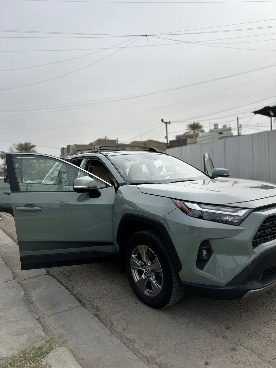 سلام عليكم راف فور موديل 2023 هايبرد XLE الاون سمنتي حادث السياره امامي تبديل بنيد فقط ماشيه 34 (م)اني مكلف بل النشر رقم صاحب السياره  *********** مكان السياره بغداد حي العامل
