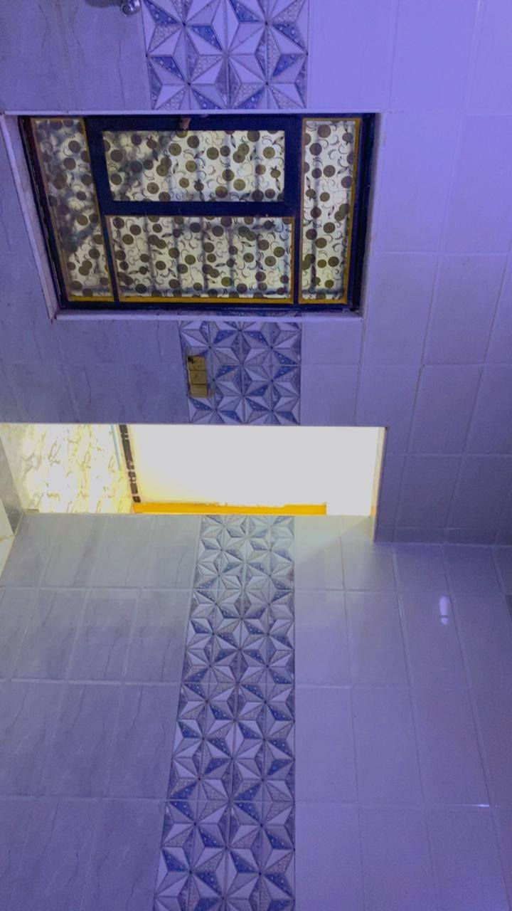 السلام عليكم 
جزيزه غرفتين وصاله واستقبال مطبخ صحيات 
مساحه 100
جزيره زين العابدين 
يجاره قفل 350
عقارات امير الصالحي
***********
