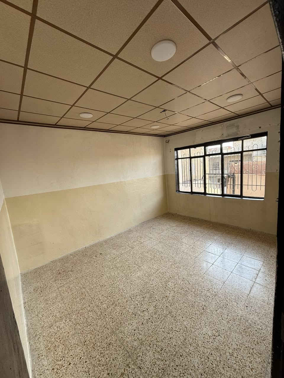 السلام عليكم
شقة للأيجار 
المساحة 200 متر 

تتكون من غرفتين وهول ومطبخ وحمامات 

📍الموقع: موصل جانب الايسر حي الزهراء قرب متوسطة الأفق فرع المختار 
التواصل 
كورك : ***********
أسيا: ***********

