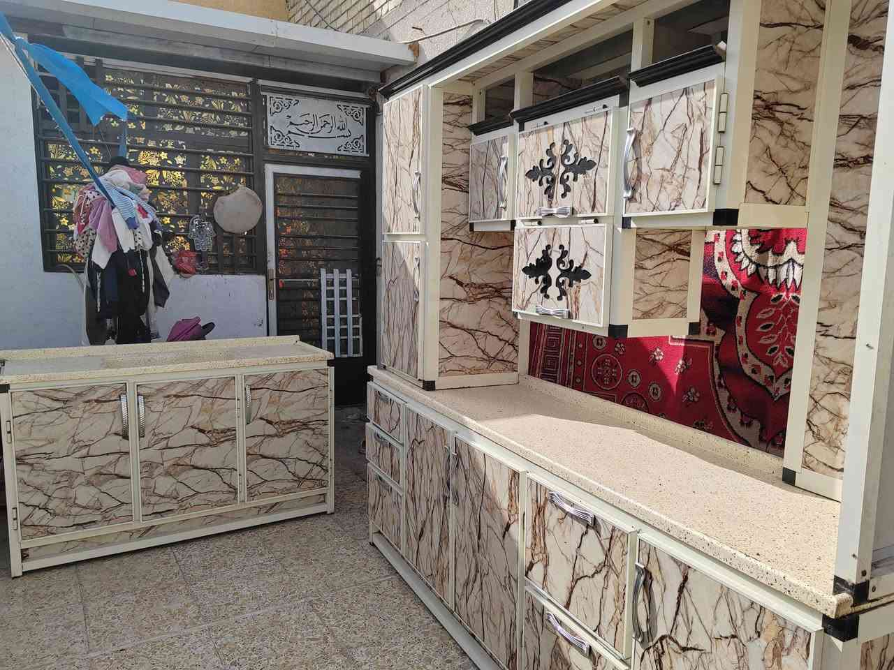 سلام عليكم كاونتر ٣ قطع مرتين ونص الصطح والسنك متر ونص لوك نضافه فول تزكام شرط السعر ٤٥٠ العنوان الشعب *********** كله مرمر سطح وسنك
