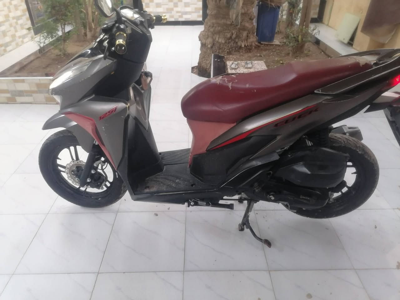 سلام اعليكم دراجه للبيع 
هوندا ياباني مكينه مكفوله كفاله مابيه برقي مفتوح مال بيت مكان ديالى السعر 950 رقم الهاتف ***********
