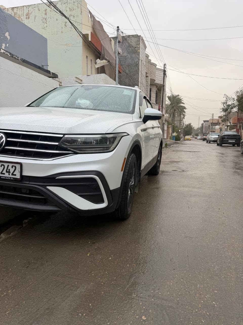 للبيع فولكس فاغن تيكوان 2023 (Volkswagen Tiguan) SE
✅ موديل: 2023

✅ اللون: أبيض لؤلؤي

✅ محرك اقتصادي وقوي ومزود

✅ جير أوتوماتيك +تشغيل عن بعد +ابواب كله بصمه

✅ شاشة + Apple CarPlay

✅ كاميرا خلفية وحساسات ورادر كل الجوانب ومنع تصادم امامي وخلفي وجانبي + تحديد مسار +تحديد سرعه

✅ السيارة نظيفة جداً واستعمال شخصي.

 السياره 7 راكب

السياره فول مواصفات عدا الفتحه 👍 

الملاحظات:

باب خلفي صبغ.

باب السائق نصف صبغ.

أيرباك باب ايسر خلفي فقط

السيارة حالتها ممتازة ميكانيكياً مال شركه وكله جديد ومضمون +السياره دهن كله شركه + وكله سوبر ومحسن ابد ممخلي اله عادي معتني بيه كلش 

السعر.190 وبيه مجال


**إذا كنت صاحب هذا الإعلان وتريد حذفه لأي سبب، رجاءا أرسل رسالة إلى الدعم الفني**
