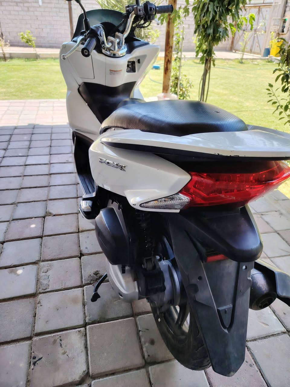 ‏السلام عليكم PCX جيل الثاني  🇯🇵 ياباني
‏​⚙️ المحرك: 125CC
‏​🎨 اللون: ابيض  مميز ❄️.  
‏ 
‏مواصفات

‏حساس ازدحام ✅
‏حساس استان ✅    
‏🛠️ الدراجة: مكفولة   مكينه مامفتوحه  
‏​​📍 الـمـكـان: بـغـداد 
‏📱 لـلـتـواصـل والإسـتـفـسـار *********** 
‏السعر  1850
