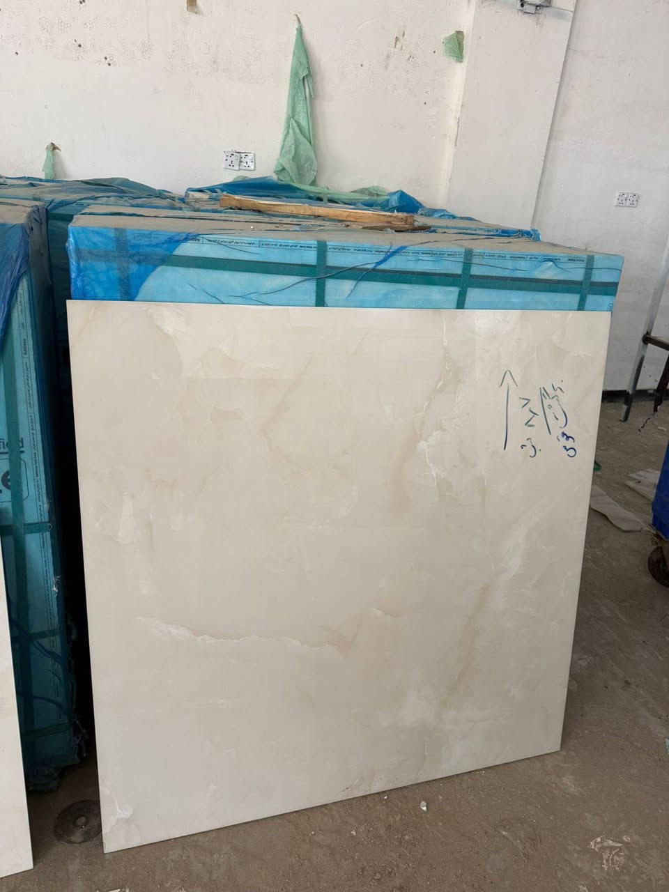 السلام عليكم يتوفر بورسلين ٨٠ في ٨٠ المتر ب ١٠ الكميه ٩٠٠ متر جوه السوك ابيع وبلاش ما تحصل هيج سعر


**إذا كنت صاحب هذا الإعلان وتريد حذفه لأي سبب، رجاءا أرسل رسالة إلى الدعم الفني**