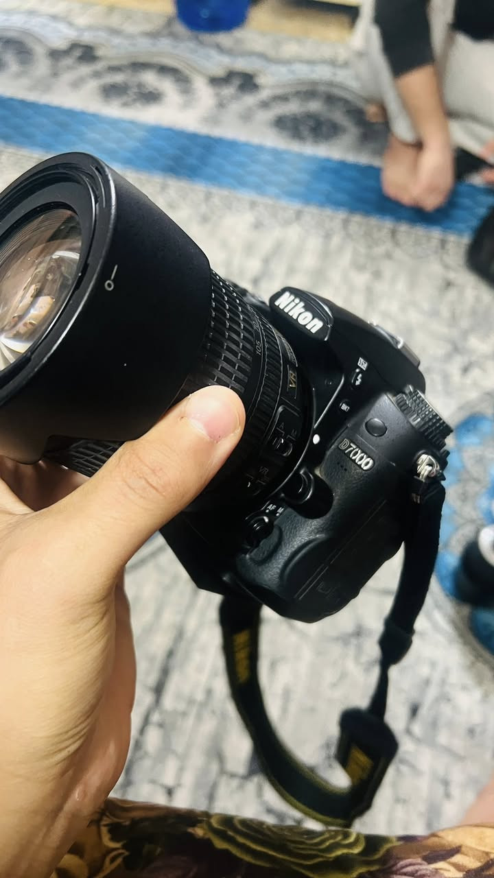 السلام عليكم نيكون 7000 بطاريه وحده + رام + شاحنه بطارية + عدسه 70-300 و عدسه 18-105 توصيل موجود 500 وبيها مجال اتصل ***********
