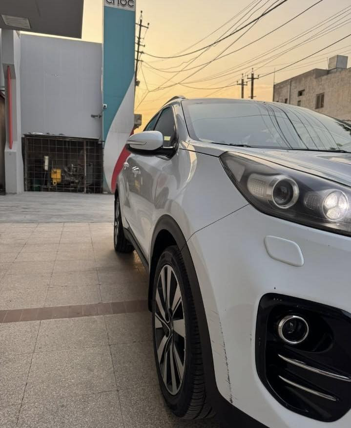 سلام عليكم
صلي على محمد وال محمد 
اقره للأخير وبعدين تشلع عيوني 

سبورتج للبيع موديل ١٨ 
فول عدا جنطه وبانروما
مواصفات 
كشنات كهربائيه مقعدين 
داخل حمصي جلد 
تخم تاير جديد 
باتري جديد 
مغلفه الكشنات والارضيه على وضع الزيرو 
على وضع الشركه 
مكينه ٢٠٠٠
كير ٣ انظمه 
تبريد قطعتين  
مري شفط 
إشارة ترحيب بالمري 
٣ بصمات 
ويل كروم 
والمواصفات بعد اكثر 
رقم بغداد 
جاهز للتحويل ثاني يوم 

بغداد المنصور 
الرقم للتواصل ***********
