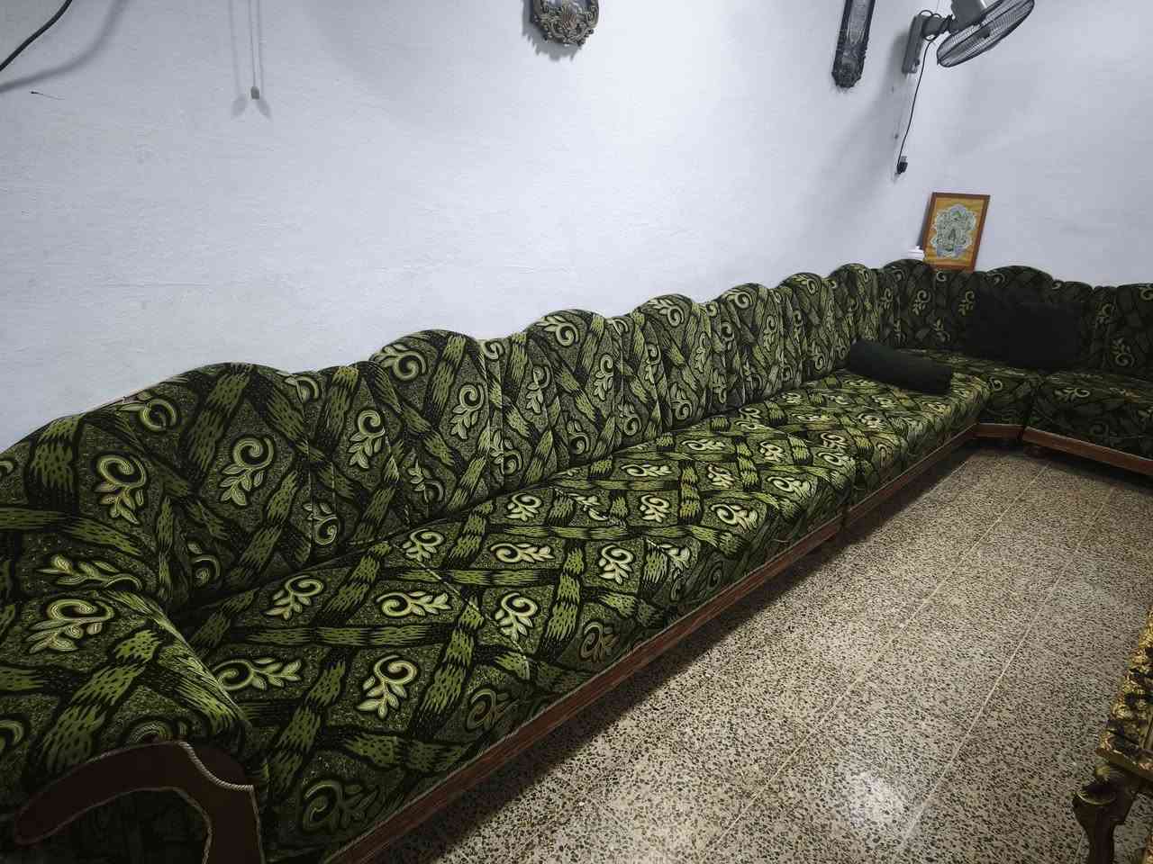 ديوان للبيع
خشب عراقي
نظيف حيل 
السعر 275 و بي مجال
الرقم ***********
