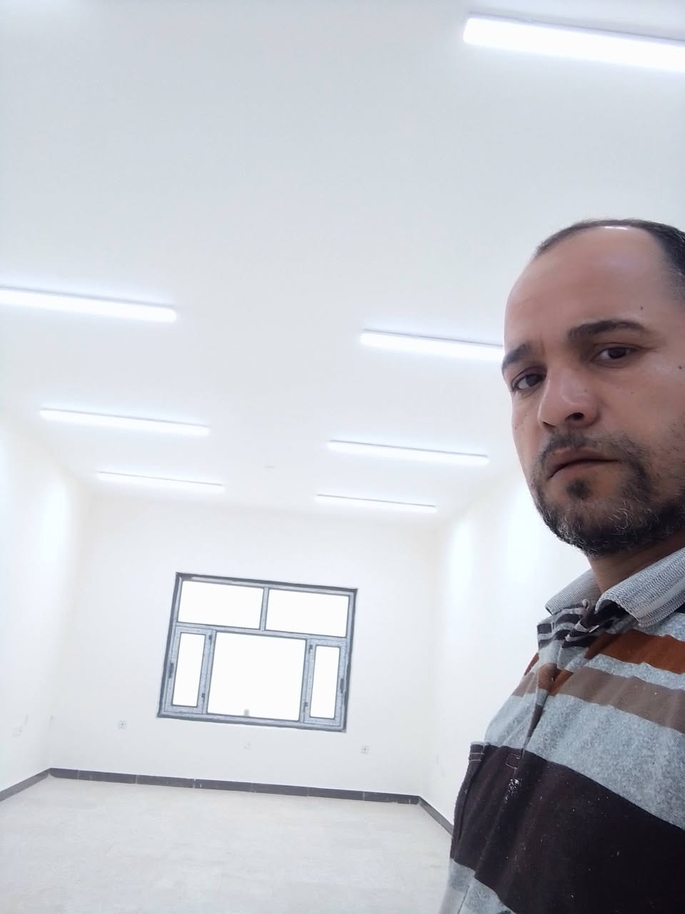 عندك بيت لو غرفه تريد تصبغها حيطانك بها رطوبه وملح إحنا بخدمتك نصبغ بيوت وغرف نعالج الرطوبه والملح من الجزور نشتغل طلس معجون درجه اولى نصبغ الوجهات الخارجيه والحديد شغلنا مضمون100٪واسعارنا مناسبة لكل الناس والماعيد مظبوطه للتواصل 
***********
