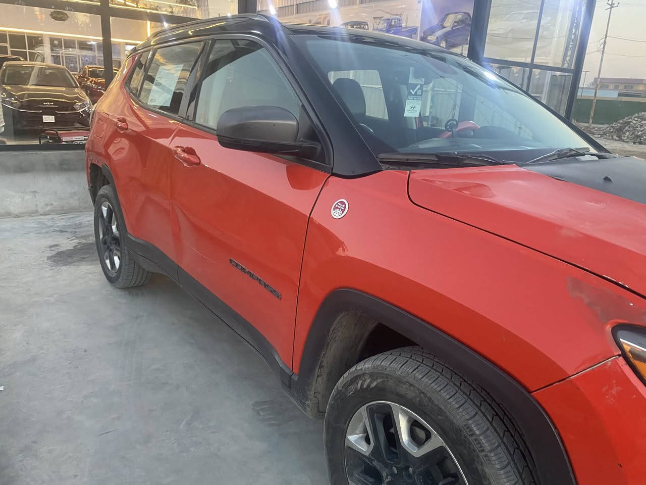 السلام عليكم للبيع جيب كومباس وارد امريكي ضررها خفيف كلش بدون اي دواخل حتى الراديترات بلاديه وصور الحادث والسونار مرفقه
فول مواصفات لمتدموديل ٢٠١٨
بيها شبر بالبنيد وشبر بالجاملغ صبغ وشويه بارد
بنروما 
بصمه تشغيل وابواب
توكلر بلاد 
داخل جلد كشن كهرباء 
تدفئه كشنات 
شاشه كبيره وكامره
وبعد هواي بيها مواصفات
رقم بغداد تحويل ثاني يوم
سعرها ١٣٥ وبيها مجال
مكانها بغداد المدائن
للاستفسار ***********
