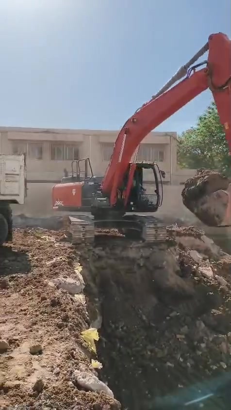 بيع حفارة هيتاشي داش سكس حجم 200 يابانية كماشة ارقم النصال ***********
