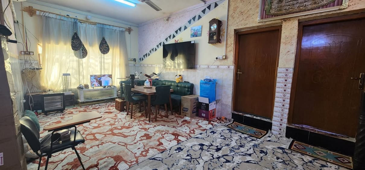 السلام عليكم
دار للبيع طابق واحد
العنوان : البصرة -الجزيرة الثالثة -باب الهوى - شارع رقم15-ثالث بيت عاليسار
المساحة الكلية 285 متر مربع
تاريخ البناء يتوقع 2014
نوع البناء اول متر ونص بعد الباتلو طابوك والارتفاع المتبقي بلوك 
مساحة البناء بحدود 140 مترمربع 
الحديقة 
14.05 ×5.65 متر 
يتكون البيت من :
غرفتين 3.75×5.5 متر 
استقبال 4×5.75 متر
هول اول 3×4.74متر
هول ثاني 3.75 ×7متر
مطبخ 3.60×3.80متر 
فضاء داخلي بجانب الدرج 1.65×2.45 متر
حمام سباحة تحت صحن الدرج 1.5×2.65 
فضاءخارجي بالواجهة على طول البناء بمساحة حوالي 30م٢
تواليت خارجي قرب الاستقبال وتواليت خارجي في ركن الحديقة 
باب كراج عدد ١ 
الجدار الخارجي مغلف بسيراميك بالكامل 
سقيفة جينكو نظامية على كل مساحة السطح 
التسطيح عبارة عن تزفيت وطبقة تراب فقط ارضية البيت سيراميك بحالة جيدة وبدون اي اضرار كراج سيارة من ضمن الحديقة مطبق سيراميك 
الكهرباء مسجلة في مديرية كهرباء الفيحاء 
اسالة الماء مسجلة في دائرة ماء الفيحاء 
ملاحظة : واحدة من الغرف سطحها متضرر من رطوبة الامطار  وبمساحة نص سطح الغرفة 
والثانية سطحها متضرر من رطوبة الامطار من الطرف الخارجي المعرض للجو وبمساحة قليلة جداً
السعر المطلوب 130 مليون دينار
لمزيد من المعلومات يرجى الاتصال على الارقام التالية :
***********
***********
