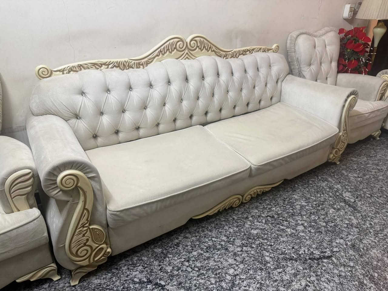 سلام عليكم...للبيع قنفات(10مقاعد) ضخم اللون ابيض السعر 250وبي مجال العنوان بغداد السيدية(***********)
