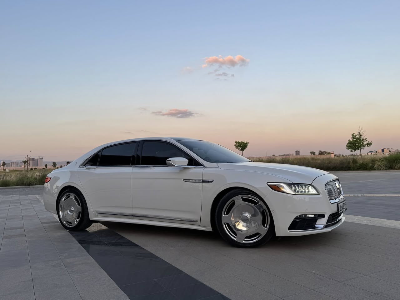 Lincoln Continental Black Label 2020 V6 3.0TT AWD
لينكون كونتيننتال بلاك ليبل 2020، وحدة من اصل ٨٠ وحدة بل عالم و غراضهة ارخص شي و كلشي متوفر داخلة كلين ٠كم للعراق ضمان شركة فورد القاصد وياهة تأمين شامل في حال انضرب و سويت حادث ترجع فلوسك ٩٠٪؜ وياهة كتاب تضليل و سقف رولس رايس و كاعيات هم رولس رايس.
 المحرك والأداء:
 محرك 6 سلندر V6 بسعة 3.0 لتر (Twin-Turbo) بقوة 400 حصان وعزم دوران 542 نيوتن متر.(Intelligent AWD): دفع كلي مستمر يوزع القوة ديناميكياً بين العجلات الأربعة.(Dynamic Torque Vectoring): نظام متطور يرسل القوة للعجلة الخارجية في المنعطفات لثبات قياسي ومنع الانزلاق.
 التعليق التكيفي الذكي (Adaptive Suspension): نظام تعليق غازي متطور يقرأ الطريق في أجزاء من الثانية (CCD) ويتكيف مع الحفر والمنعطفات لتوفير راحة فائقة.
 ثلاثة أنماط للقيادة (Lincoln Drive Modes): التحكم في استجابة المقود والتعليق والمحرك عبر أنماط: Comfort (الراحة القصوى)، Normal (العادي)، و Sport (الرياضي).
. ميزات ثيم "رابسودي بلو" الحصري (Rhapsody Blue Theme)
هذا الثيم هو أعلى مستويات الفخامة الحصرية من لينكولن، ويأتي بكامل تفاصيله:
 المقاعد والجلود: مقاعد مغطاة بالكامل بـ جلد فينيسي فاخر (Venetian Leather) بلون أزرق رابسودي الملوكي، مع نقش وتطريز رقمي مخصص (Linking-L) يتخلله شامواه الألكانتارا (Alcantara).
 الطبلون والأبواب: مغطاة بالكامل بالجلد الأزرق الفاخر مع خياطة يدوية دقيقة ومبطنة بمواد عازلة
سقف السيارة: مبطن بالكامل من شامواه الألكانتارا (Alcantara).
3. مقاعد السائق والراكب الأمامي (Perfect Position Seats)
 تحكم في 30 اتجاهاً مختلفاً: المقاعد الأمامية الأيقونية من لينكولن التي تتيح التحكم في كل جزء من المقعد بشكل مستقل (بما في ذلك دعم الرقبة، الأكتاف، وأسفل الظهر).
 مساند فخذ مستقلة: إمكانية تمديد أو تقصير مسند الفخذ الأيمن والأيسر بشكل منفصل لكل رجل.
 المساج المتطور (Active Motion): نظام تدليك بـ 7 وسائد هوائية داخل المقعد لتخفيف التعب في السفر الطويل.
 ذاكرة المقاعد (Memory System): حفظ 3 وضعيات مختلفة للمقاعد والمقود والمرايا الجانبية.
4. النظام الصوتي المرجعي والترفيه (Audio & Infotainment)
 نظام Revel® Ultima الصوتي الخارق: يتكون من 26 سماعة موزعة بدقة هندسية داخل المقصورة، مع 3 أنماط استماع (Stereo، Audience، On-Stage)
5. التصميم والميزات الخارجية (Exterior & Body)
 الجنوط (العجلات): جنوط ألمنيوم مصقولة ومخصصة فقط لفئة البلاك ليبل مقاس 20 انج
 أبواب شفط (Soft-Close Doors): نظام إغلاق الأبواب آلياً بهدوء بمجرد ملامستها للهيكل.
 مقابض الأبواب الإلكترونية (E-Latch): مقابض أبواب مدمجة في خط الكروم الخارجي تفتح بلمسة زر كهربائية خفيفة من الداخل والخارج.
 السقف البانورامي (Dual-Panel Moonroof).
 الشبك الأمامي الخاص: شبك كروم مميز يحمل تصميم شعار لينكون المتكرر والمخصص لفئة بلاك ليبل.
 الصندوق الخلفي الذكي: يفتح ويغلق كهربائياً بالكامل مع ميزة الفتح الذكي بحركة القدم أسفل الدعامية الخلفية
6. نظام الإضاءة الترحيبي والذكي (Lighting Systems)
 إضاءة ليد التكيفية (Adaptive LED Headlamps): مصابيح أمامية ذكية تغير اتجاه الإضاءة مع حركة المقود لكشف المنعطفات، وتخفض الضوء العالي تلقائياً عند مرور سيارة مواجهة.
 نظام الترحيب (Lincoln Embrace): عند الاقتراب من السيارة، يضيء شعار لينكون على الأرض (بساط ضوئي ترحيبي)، وتضيء مقابض الأبواب والمصابيح الأمامية والخلفية والإضاءة المحيطية الداخلية بتناغم ساحر.
 الإضاءة المحيطية (Ambient Lighting): إضاءة داخلية خافتة ممتدة في الطبلون، الأبواب، وأرضية السيارة بـ 7 ألوان اختيارية.
7. حزمة الأمان والتكنولوجيا الذكية (Lincoln Co-Pilot360 Plus)
تحتوي السيارة على أعلى حزمة تكنولوجية للأمان ومساعدة السائق:
 شاشة العرض على الزجاج (Head-Up Display - HUD): تعرض السرعة، إشارات المرور، ونظام الملاحة على الزجاج الأمامي لعدم تشتيت السائق (وهي الأكبر والأوضح في فئتها).
 رادار كاميرات 360 درجة: نظام رؤية محيطية كاملة مع غاسل للكاميرا الأمامية والخلفية لتنظيفها تلقائياً
 
مكان السيارة اربيل 
رقم التلفون ***********
***********
