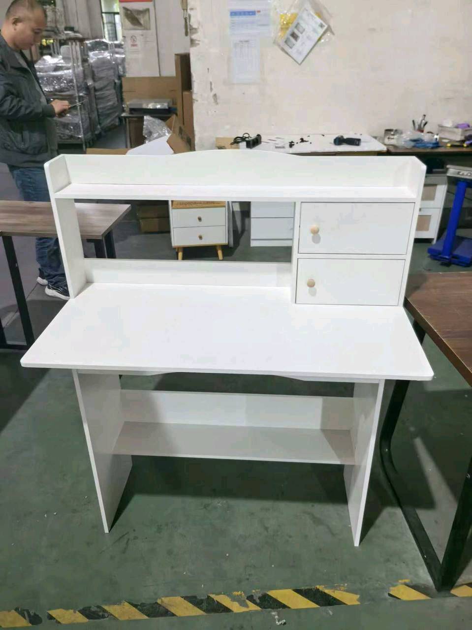 طقم مكتب مع رفوف وتنظيمات مدمجة، عملي ومثالي للدراسة أو العمل. يحتوي على مساحة تخزين واسعة ودرجين لسهولة تنظيم الأدوات. الأبعاد: 121x100x48 سم. مناسب للمساحات الصغيرة والمتوسطة.