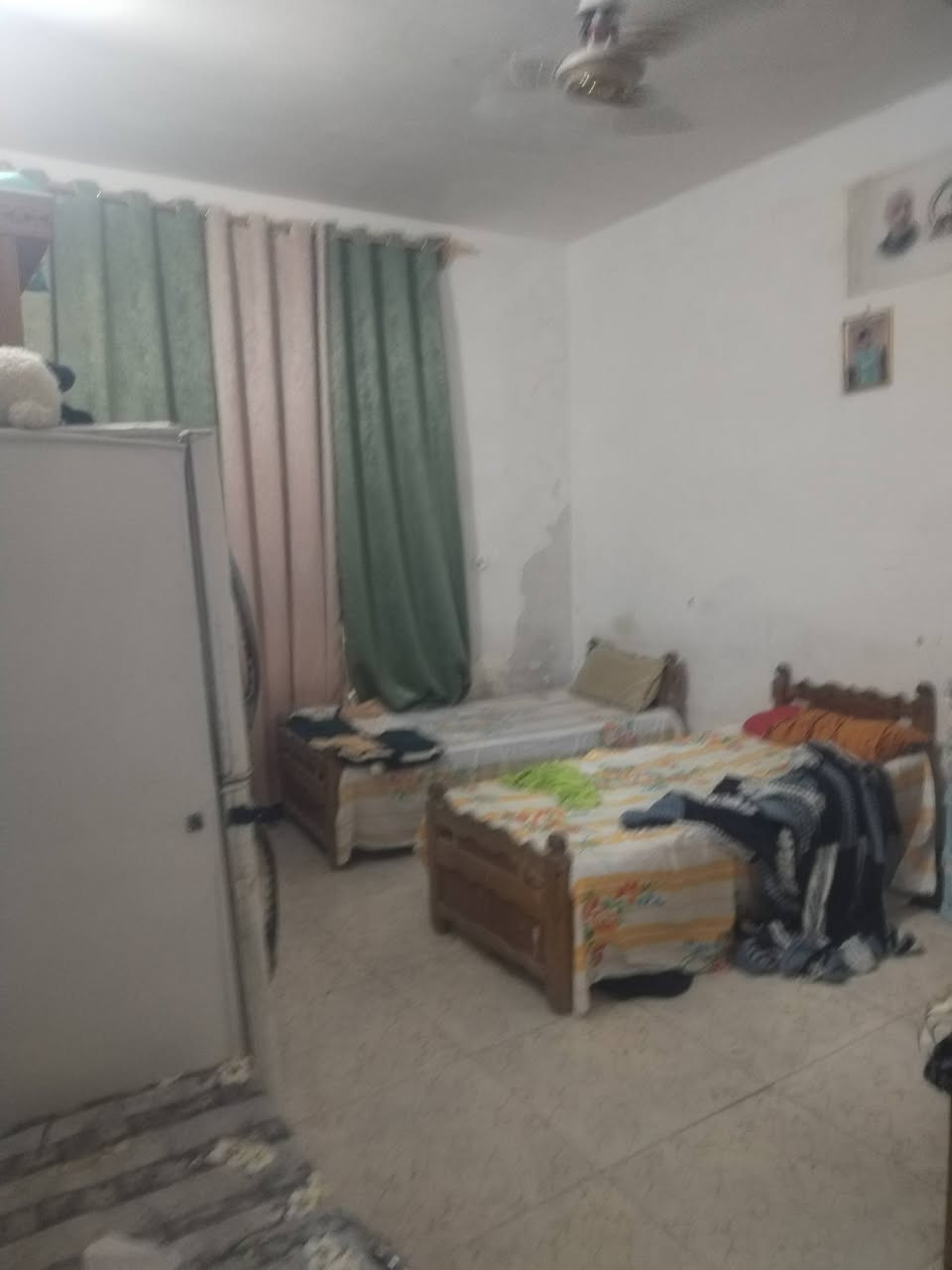 السلام عليكم
بيت للبيع
المكان حي ذويب الأول
المساحه 240
بناء طابوق
غرفتين نوم استقبال هول وصاله ومطبخ
أرضية بورسلين
المجاري موصله للبزل
السطح مطبك فرشي
الطارمه سقيفه كيسبان
السعر المطلوب ٩٠ مليون وبي مجال 
للاستفسار الاتصال 
***********
***********
