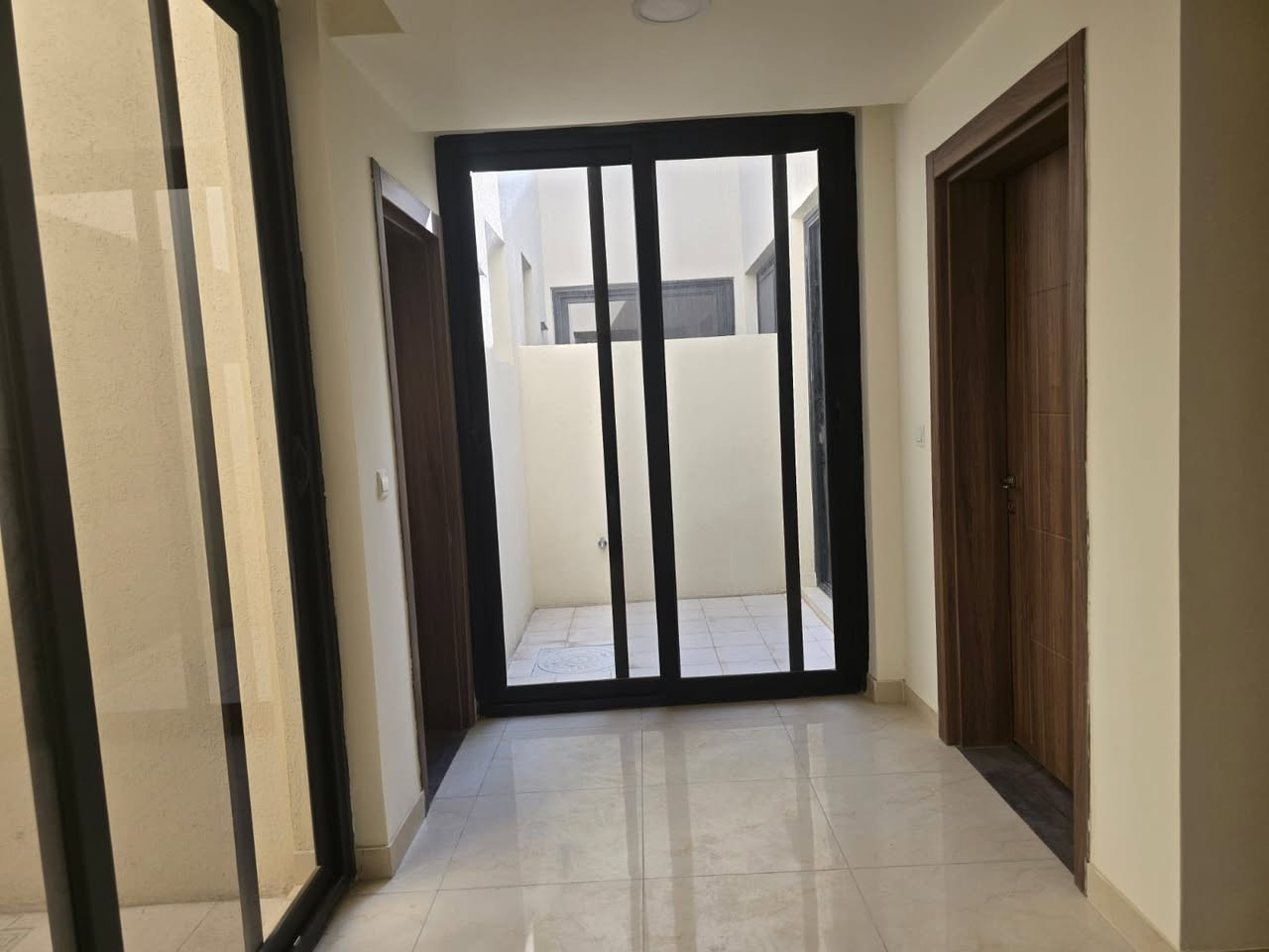🕍 فرصة مميزة للسكن والاستثمار في مجمع داماك هيلز

📍 الموقع: بيوت الهيئة الوطنية للاستثمار

📐 المساحة: 200م²
📏 الواجهة: 10م

✨ تفاصيل العقار:

🔸 طابقان بتصميم عملي ومريح

🔹 الطابق الأرضي:
• صالة ماستر واسعة
• مطبخ
• غرفة نوم
• خدمات صحية

🔹 الطابق الأول:
• 3 غرف نوم
• غرفة ماستر
• خدمات صحية

🌳 حديقة خارجية
🚗 كراج سيارة

#لمعرفة #السعر #(1)#سأيتي #الرد #مباشر 

🔄 العقار متوفر للبيع أو للمراوس.

إذا لديك عقار وتود عرضه للبيع أو الإيجار، تواصلوا ويانا.

☎️ (اتصال + واتساب)
***********
***********
***********
***********

#داماك_هيلز #عقارات_بغداد #عقارات_السيدية #بيع_وشراء #دار_للبيع #العراق #بغداد #اكسبلور #ترن
