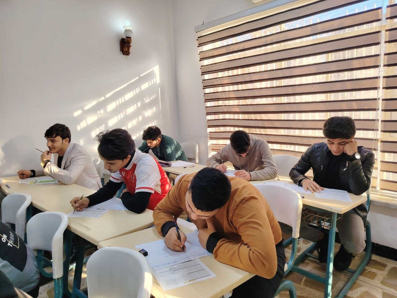 🔻استمرار اداء اختبارات نصف السنة في معهد الملتقى الثقافي .

🔻جانب من امتحان البنين لمادة اللغة الإنكليزية على يد الأستاذ المبدع (احمد سالم )

📍 الموقع:
الموصل – الجانب الأيمن – حي 17 تموز – سايدين الاقتصاديين 

📞 للاستفسار والتسجيل:
***********.
