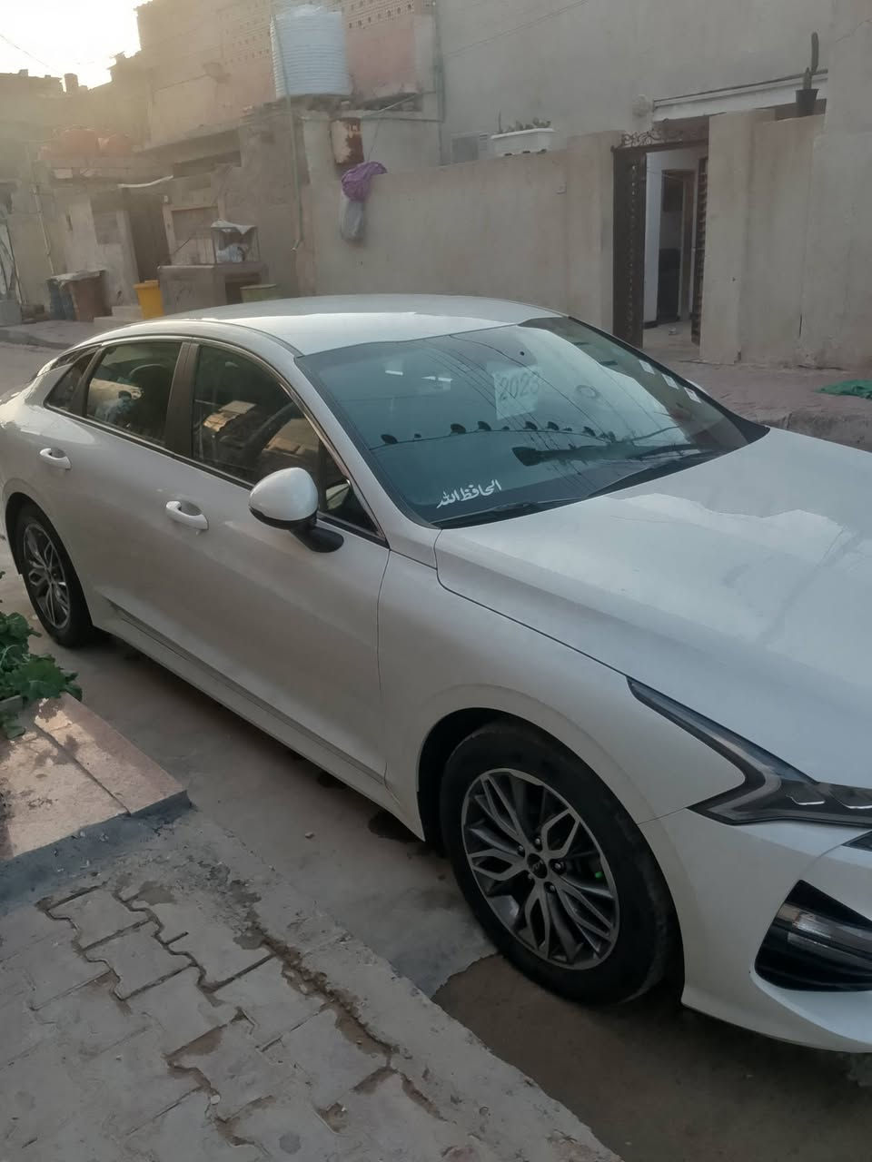 السلام عليكم سياره k5 موديل 22 سياره وراد كوري بيعه بس السندوك صبغ بدون ضربه بدون فتح  سياره كامله مكمله من كلشي ماشيه 36   السعر 185 مكاني بصره رقم الهاتف ***********
