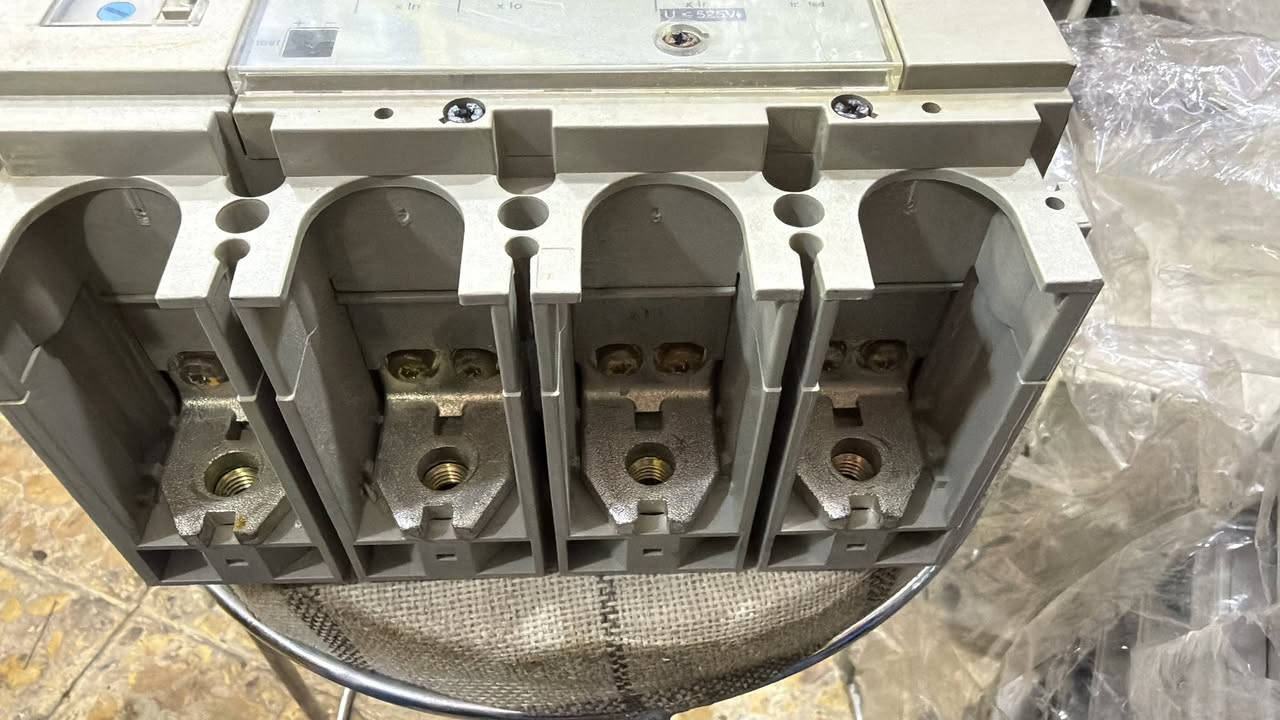 السلام عليكم تتوفر قواطع mg اصلي فرنسي 100A/160A/250A/ 400A/ 630A/ 800A/1000A/ ثلاثي + رباعي أتواصل ع رقم واتساب ‭٠٧٧٧ ٠٣٥ ٢٢٨٩‬
