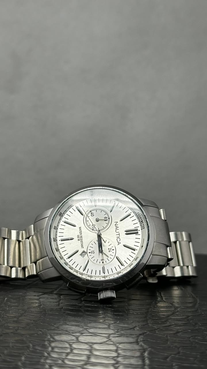 ساعة رجالي  كرونوغراف كلاسيكية من ماركة Nautica
رقم الموديل : A22601G

* الهيكل والسوار: مصنعان بالكامل من الفولاذ المقاوم للصدأ (Stainless Steel) عالي الجودة.
* المينا (الوجه): يأتي بلون فضي/رمادي فاتح مع تأثير شعاع الشمس (Sunray Dial) العاكس للضوء.
* الحركة: تعمل بنظام الكوارتز الياباني الدقيق والموثوق.
* الوظائف:
* كرونوغراف (عدادات فرعية لقياس الوقت المنقضي).
* مقياس السرعة (Tachymeter) على الحافة الداخلية للمينا.
* نافذة لعرض التاريخ تقع عند مؤشر الساعة الرابعة والنصف.
* مقاومة الماء: تصل إلى 100 متر (10 ATM)، مما يجعلها مناسبة للسباحة السطحية والغوص الخفيف.

_____________________________________________
للطلب والاستفسار مراسلة الصفحة ✅


**إذا كنت صاحب هذا الإعلان وتريد حذفه لأي سبب، رجاءا أرسل رسالة إلى الدعم الفني**