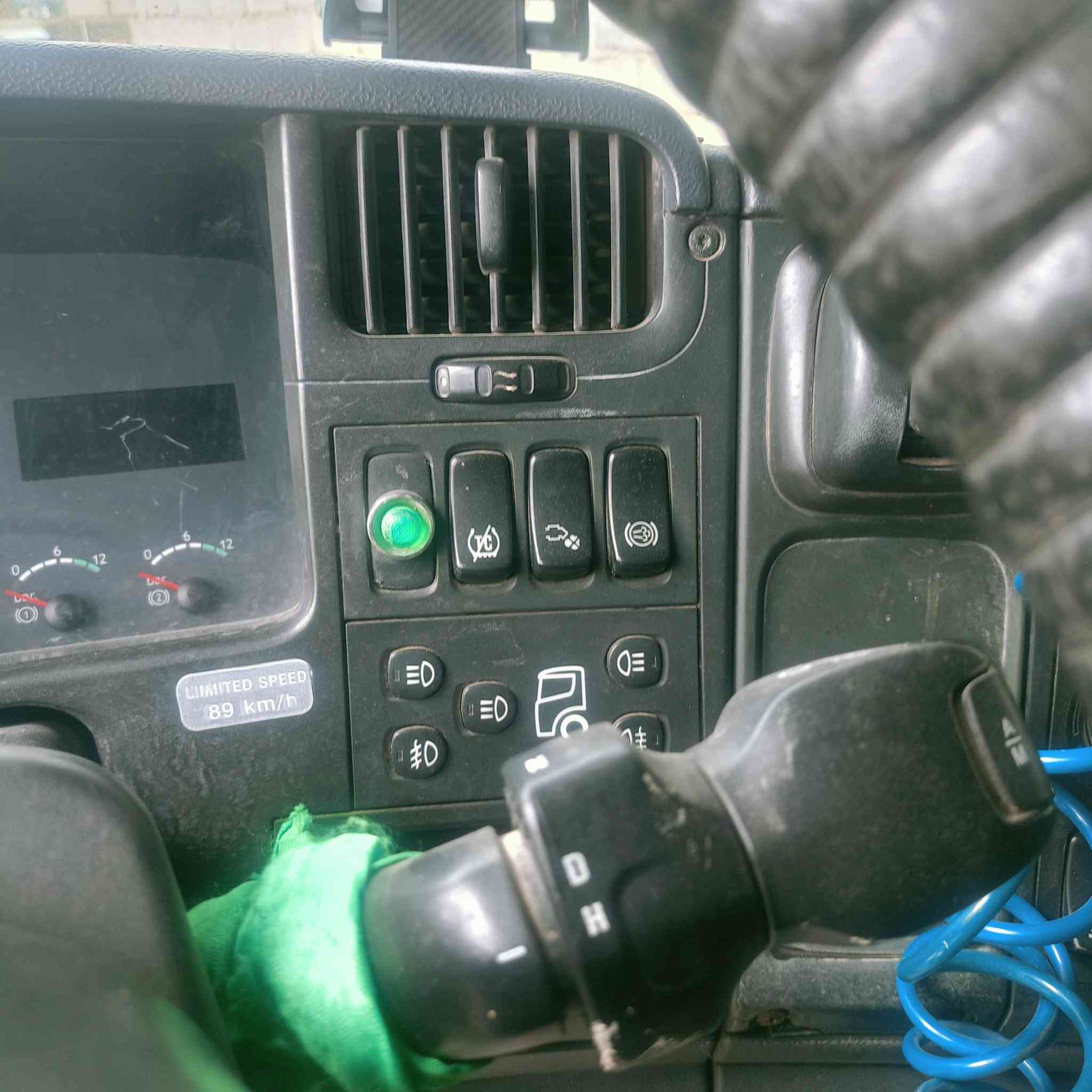 السلام عليكم ورحمة الله وبركاته للبيع اسكانيا موديل 2006 رقم اربيل شرط التحويل مكفوله مكينه R420 سنويه الى 2027 بالاصل كير أوتوماتيك ومحور عادي ظفيرة الأوتوماتيك موجودة كير GRS900 مرسم قلاب 3محور 48 طن شعار العنوان ميسان علي للاستفسار ***********/***********
