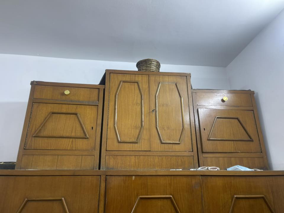 السلام عليكم
غرفة نوم تكمة اصلية قديمة للبيع نظيفة جداً السعر ٧٥٠ الف مكاني المشتل زاويتها موجودة 
هاتف ***********
