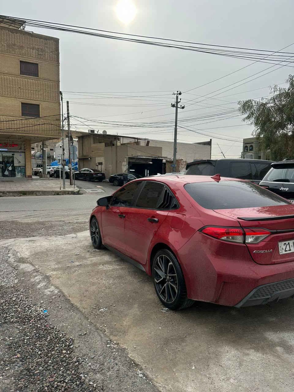 چوار پارجەی بۆیاخە یەک تۆز لای سەکنی گرتە
پێشوپشتی گێڕو مکینە بەشەرت
سەیارەکە بێ مەسروفە
کوشن جلدە 
یەک بست کارتی سقفی هەیە
رەقەمو سەنەوی هەموی نوێە
*********** أربيل, العراق
